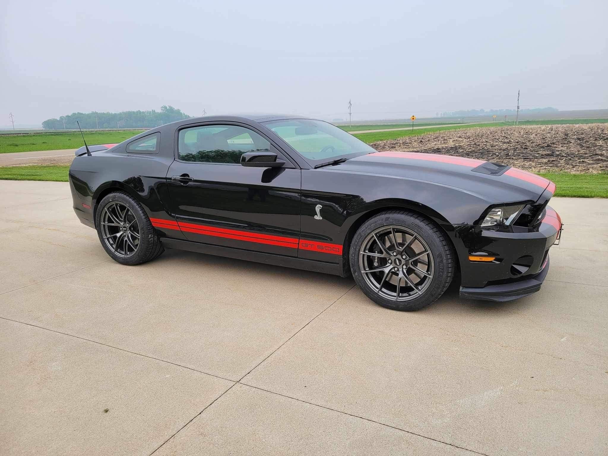 Black Ford S197 Mustang GT500 with 19"/20" VS-5RS Apex wheels in Anthracite
