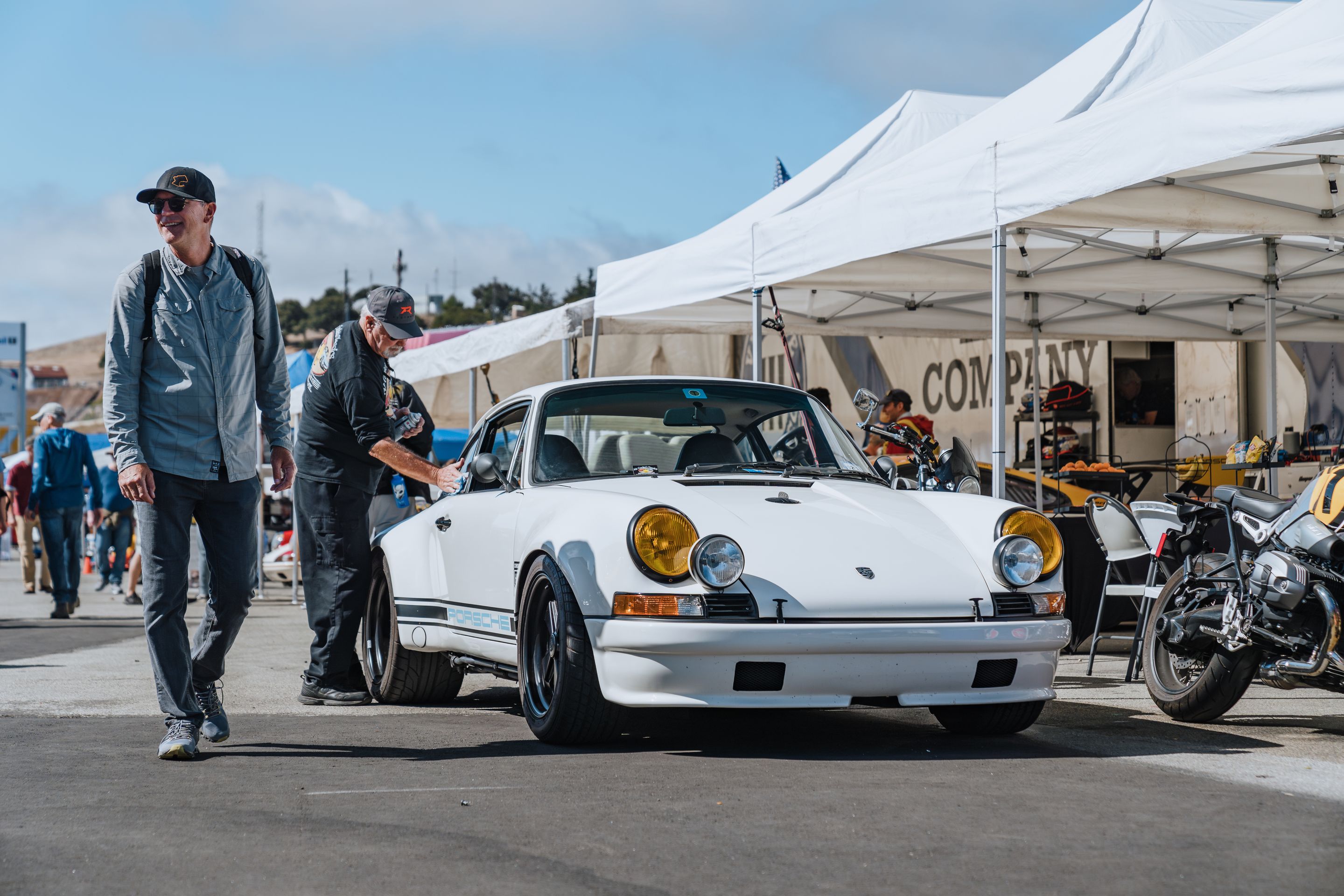 White Porsche 911 996 GT2 with 18" EC-7RS Apex wheels in Anthracite