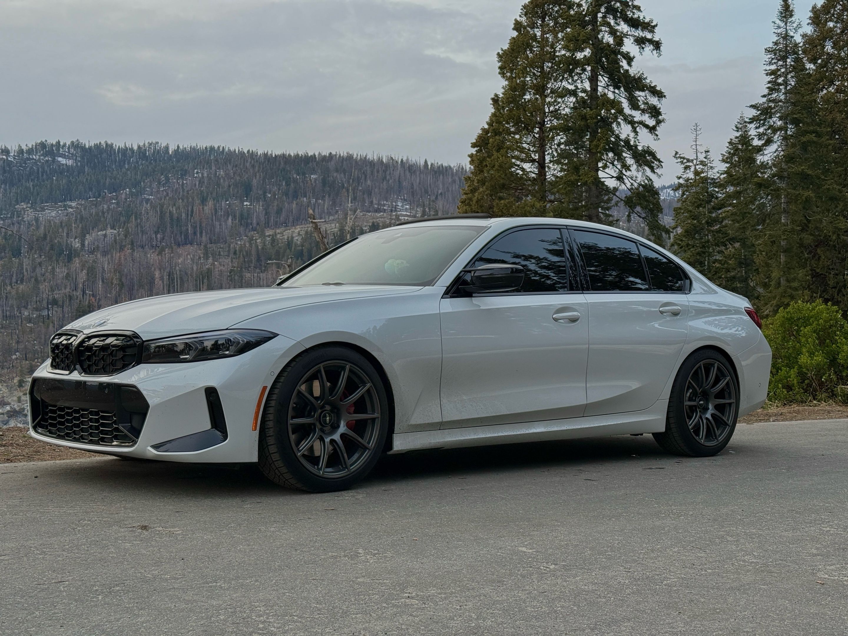 White BMW G20 Sedan 3 Series with 19" SM-10 Apex wheels in Anthracite