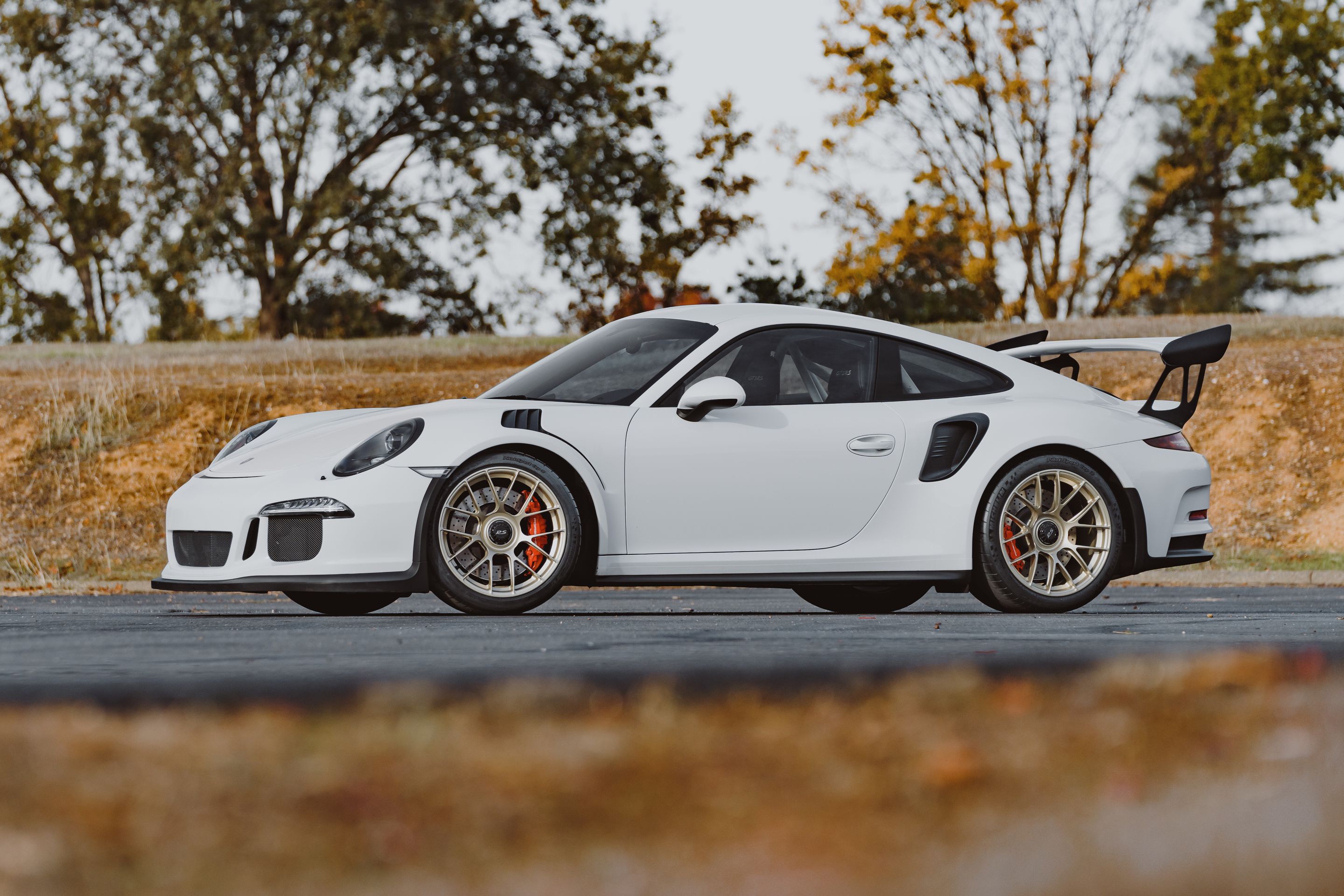 White Porsche 911 991.1 GT3 RS with 19" EC-7RS Apex wheels in Motorsport Gold