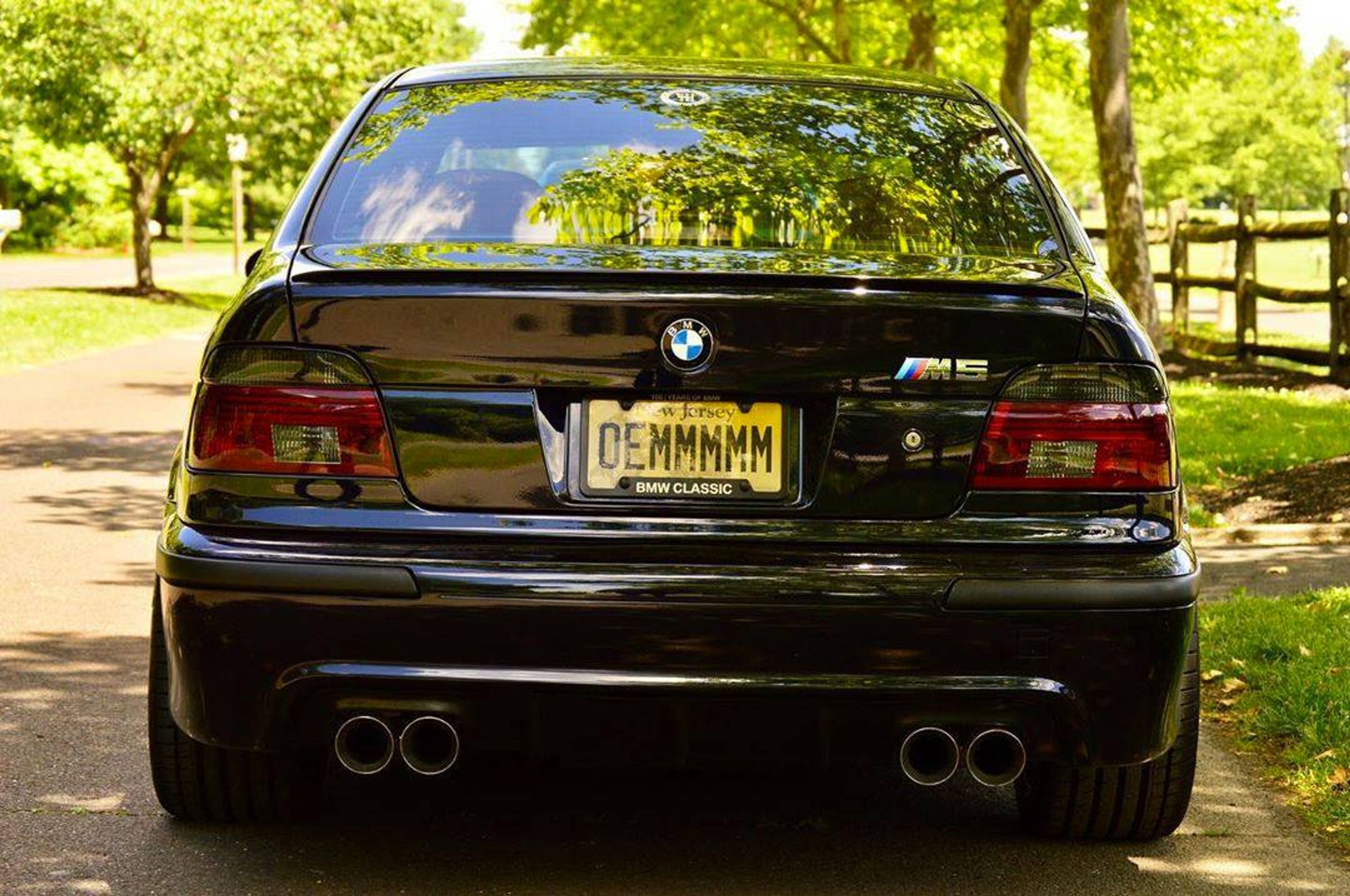 Black BMW E39 M5 with 18" ARC-8 Apex wheels in Anthracite