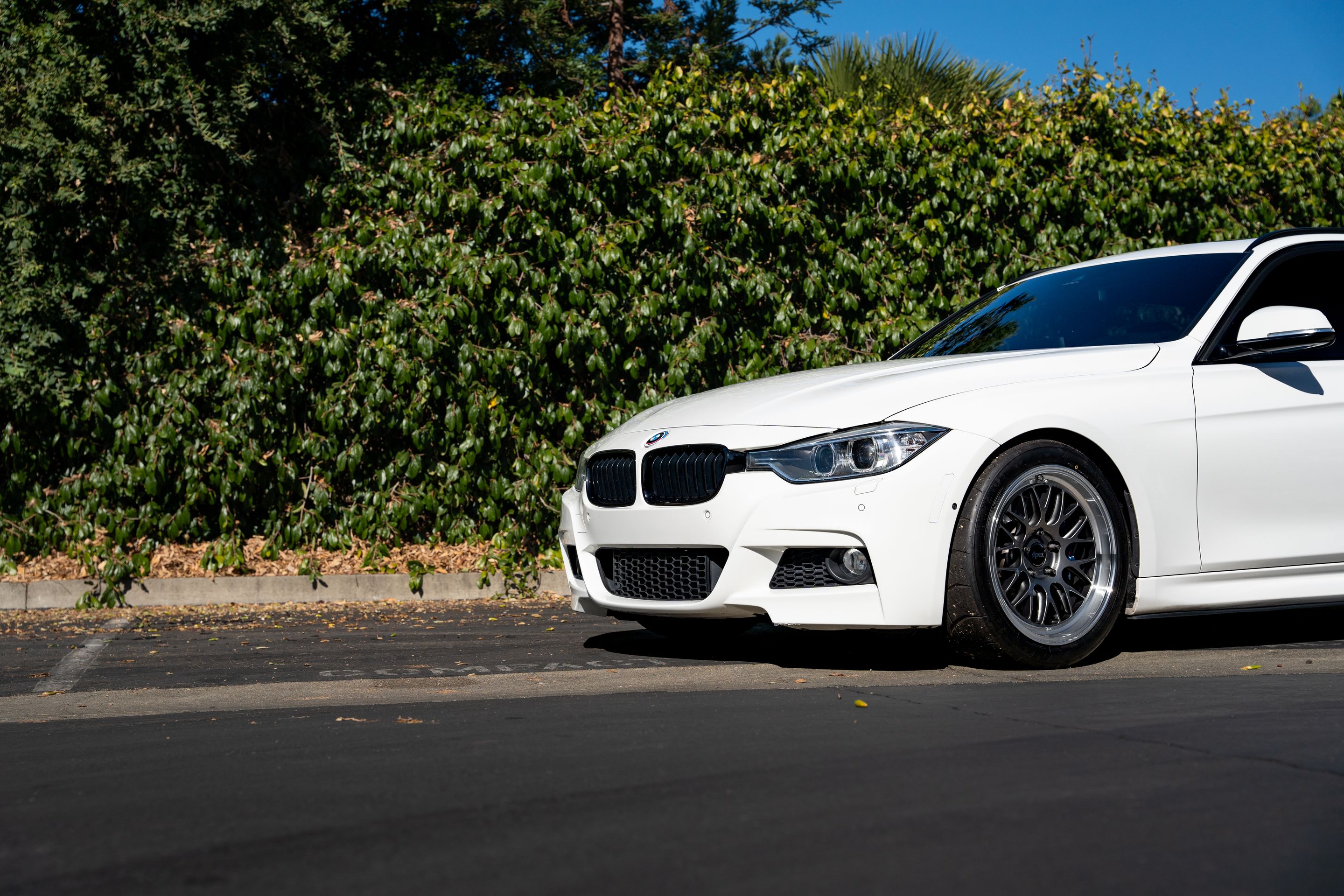 White BMW F31 Wagon 3 Series with 18" ML-10RT Apex wheels in Machined Lip Anthracite