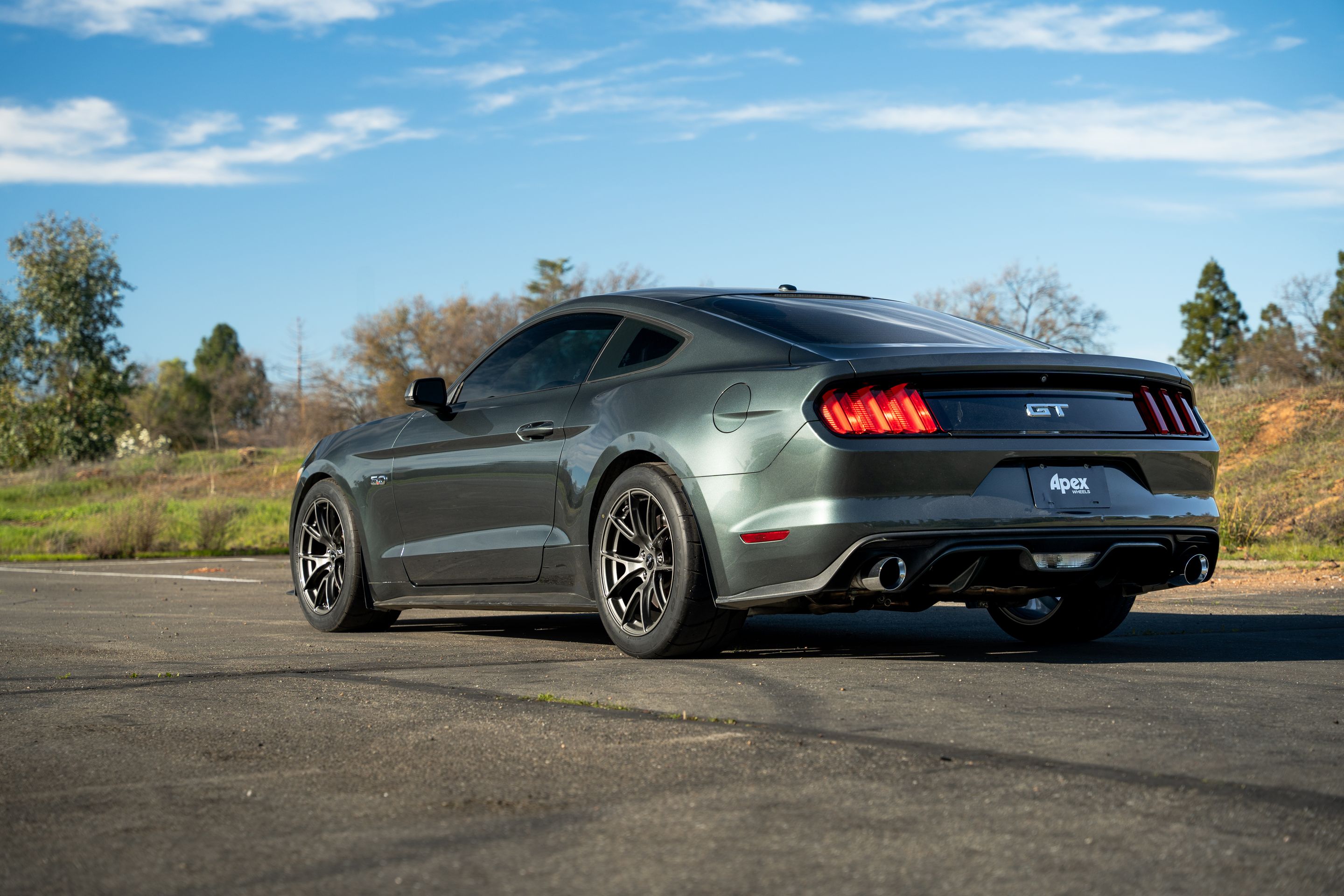 Green Ford S550 Mustang GT with 18" VS-5 Apex wheels in Anthracite