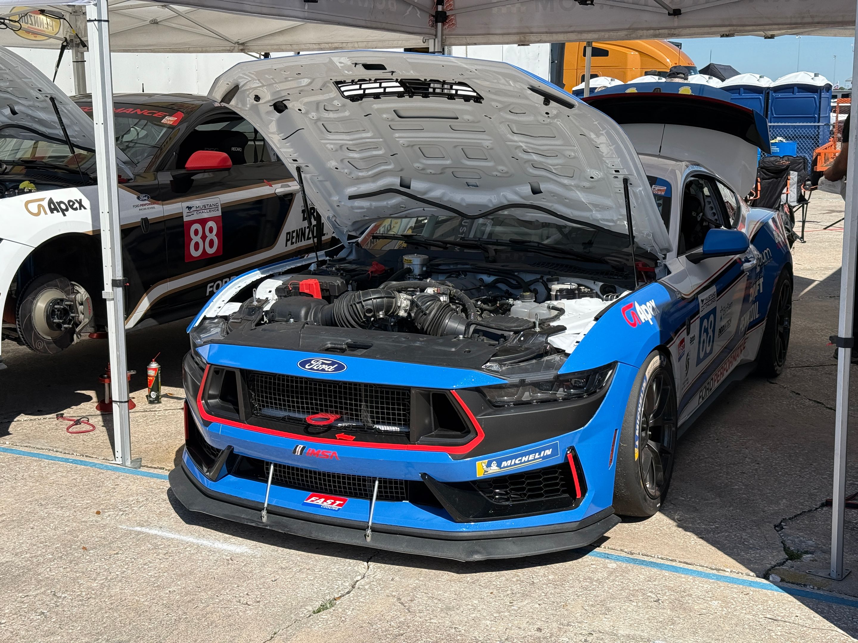 Multicolor Ford Performance Mustang Dark Horse R with 18" VS-5RE Apex wheels in Anthracite