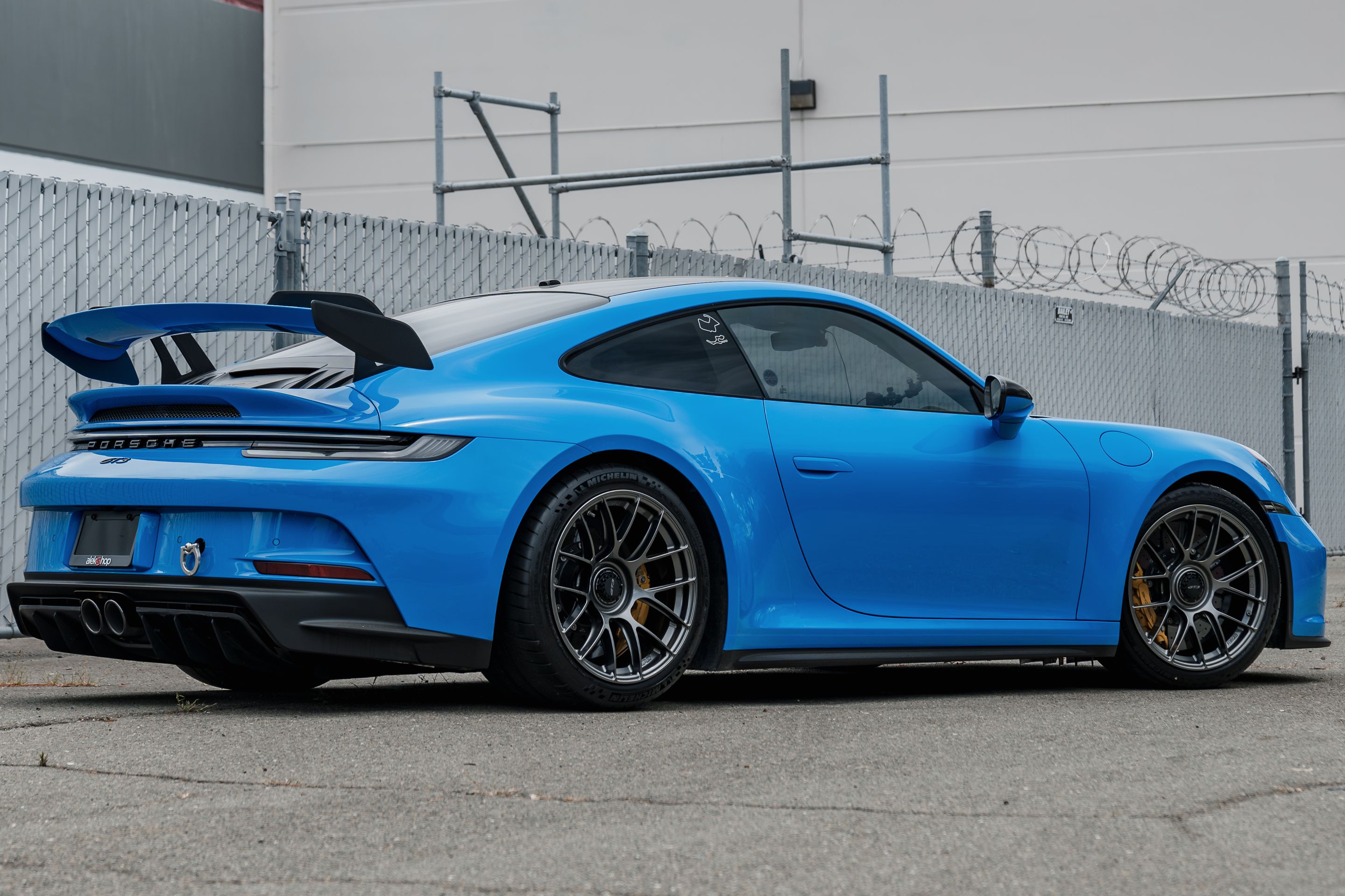 Blue Porsche 911 992.1 GT3 with 19" EC-7RS Apex wheels in Anthracite