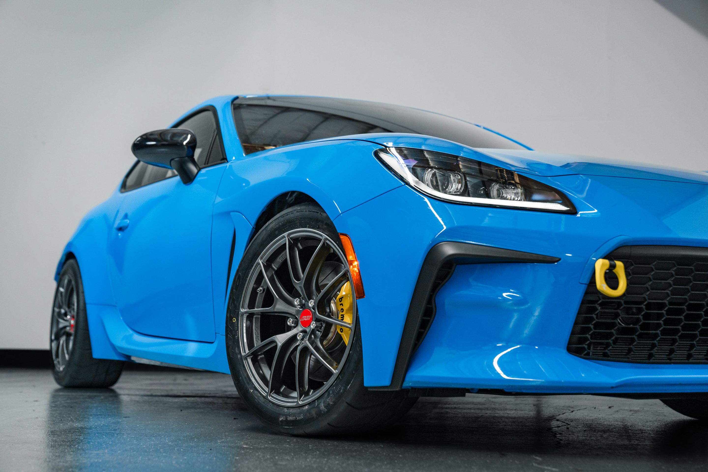 Blue Toyota GR86 with 17" VS-5RS Apex wheels in Anthracite