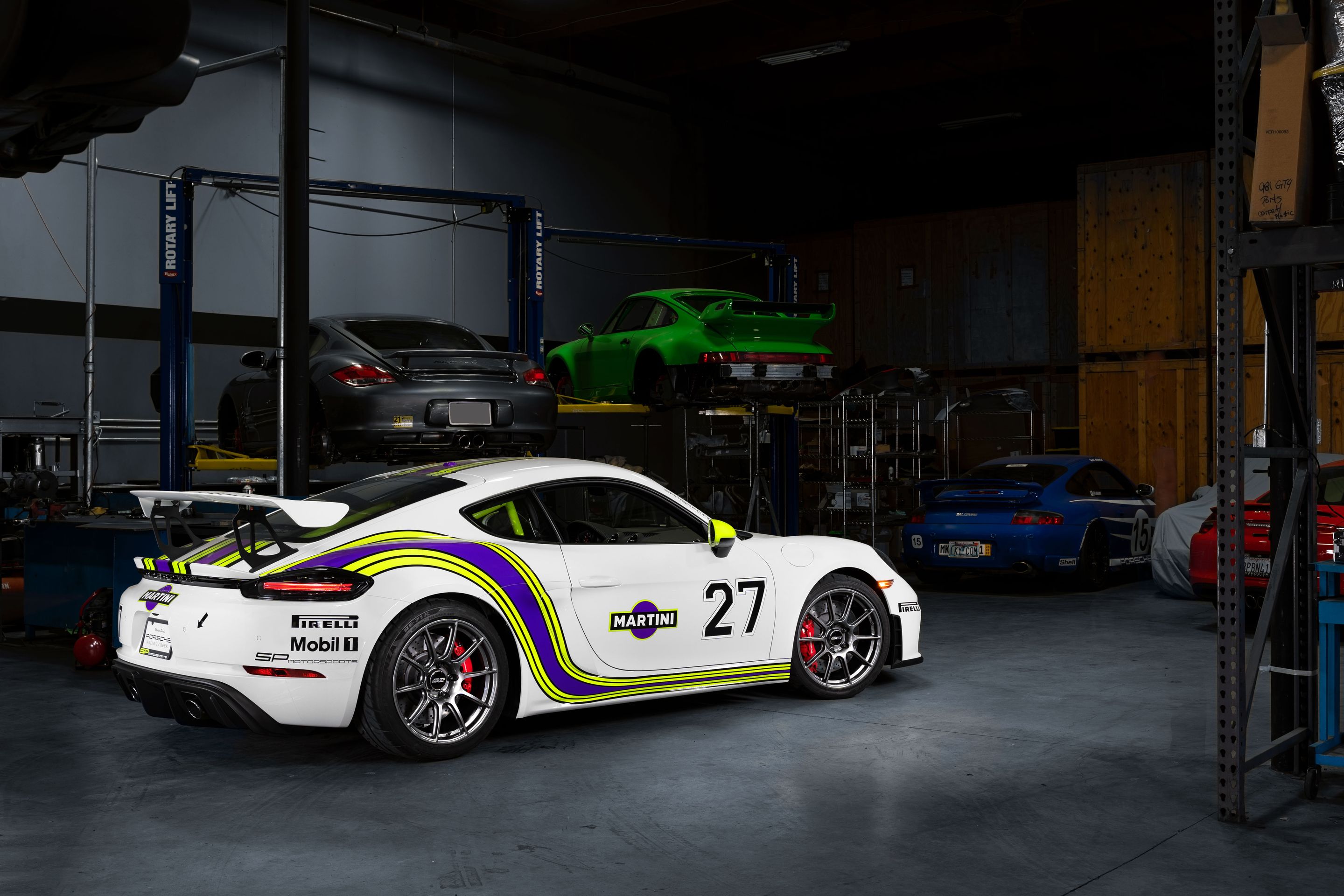 White Porsche 718 Cayman GT4 with 19" SM-10 Apex wheels in Anthracite