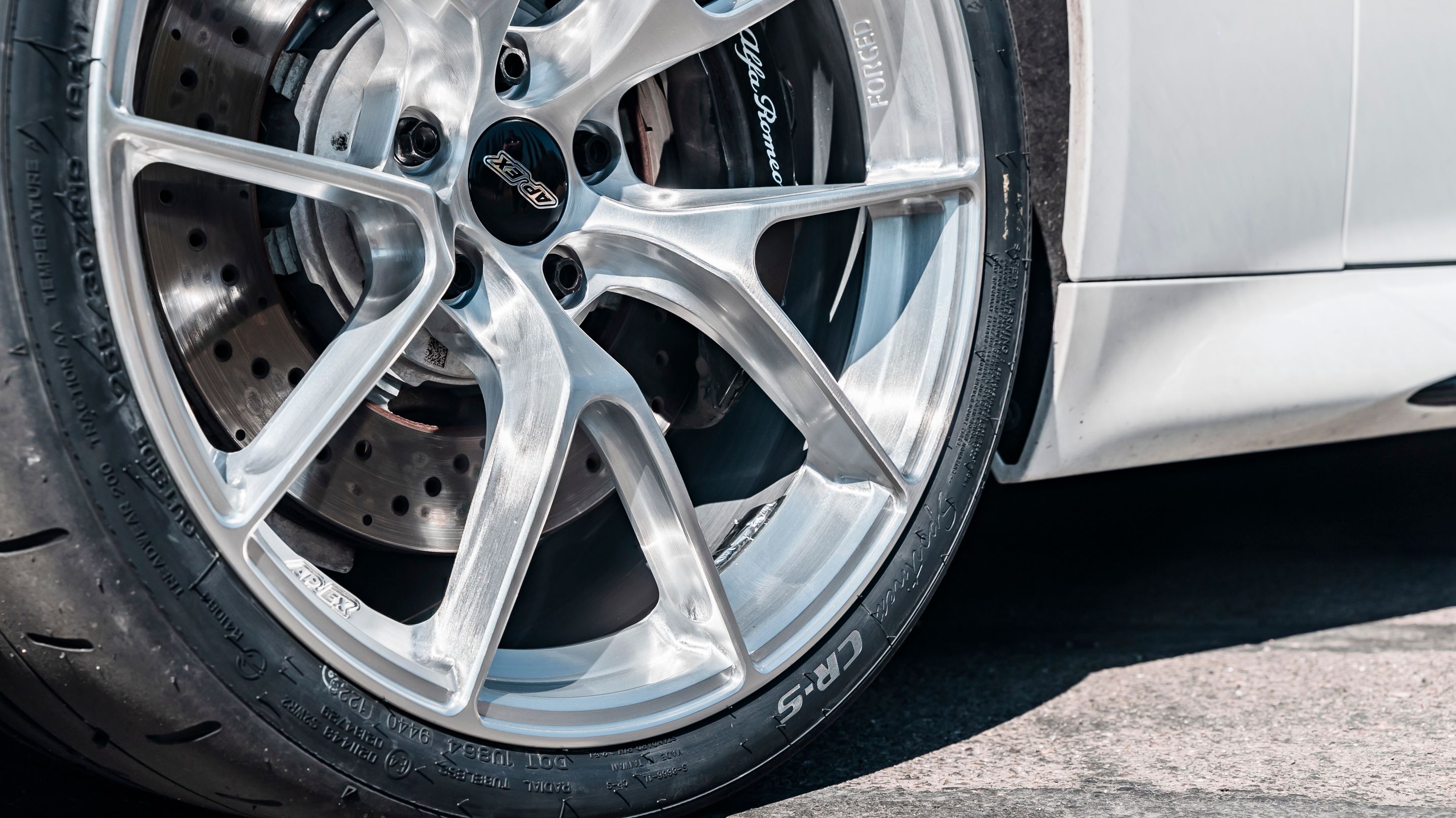 White Alfa Romeo Giulia Quadrifoglio with 19" VS-5RS Apex wheels in Brushed Clear