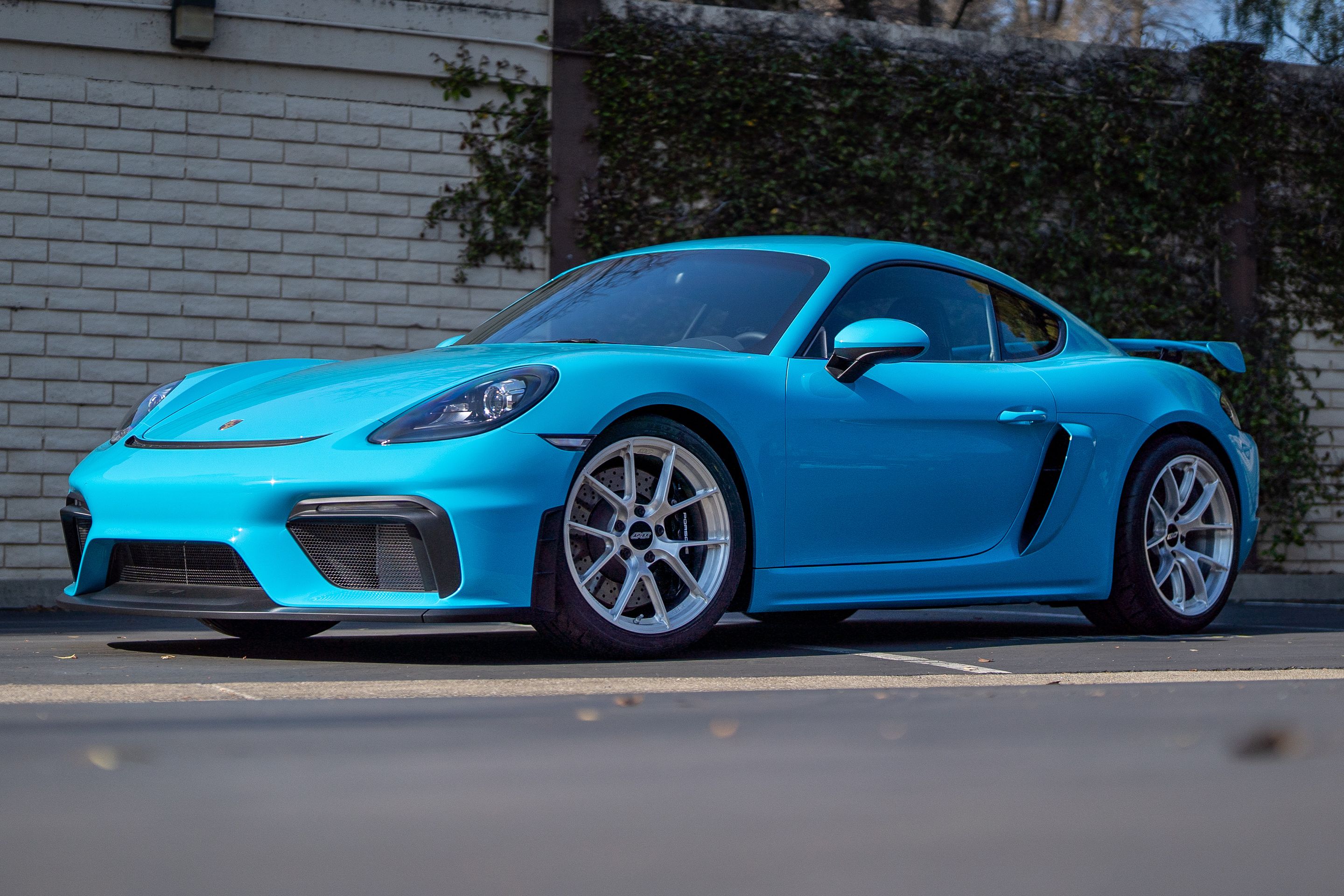 Blue Porsche 718 Cayman GT4 with 19" VS-5RS Apex wheels in Brushed Clear