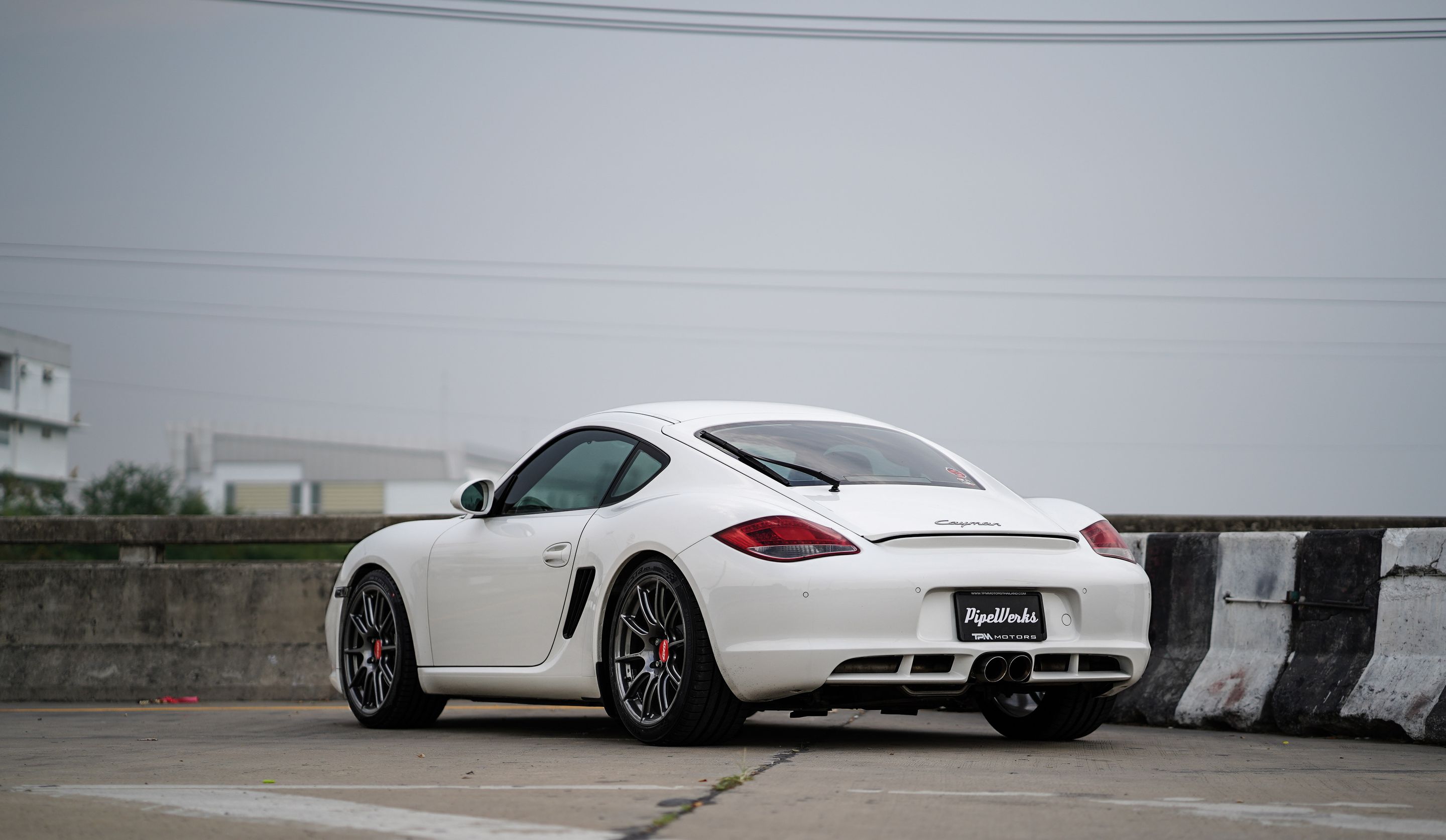 White Porsche 987 Cayman Base with 19" SM-10 Apex wheels in Anthracite