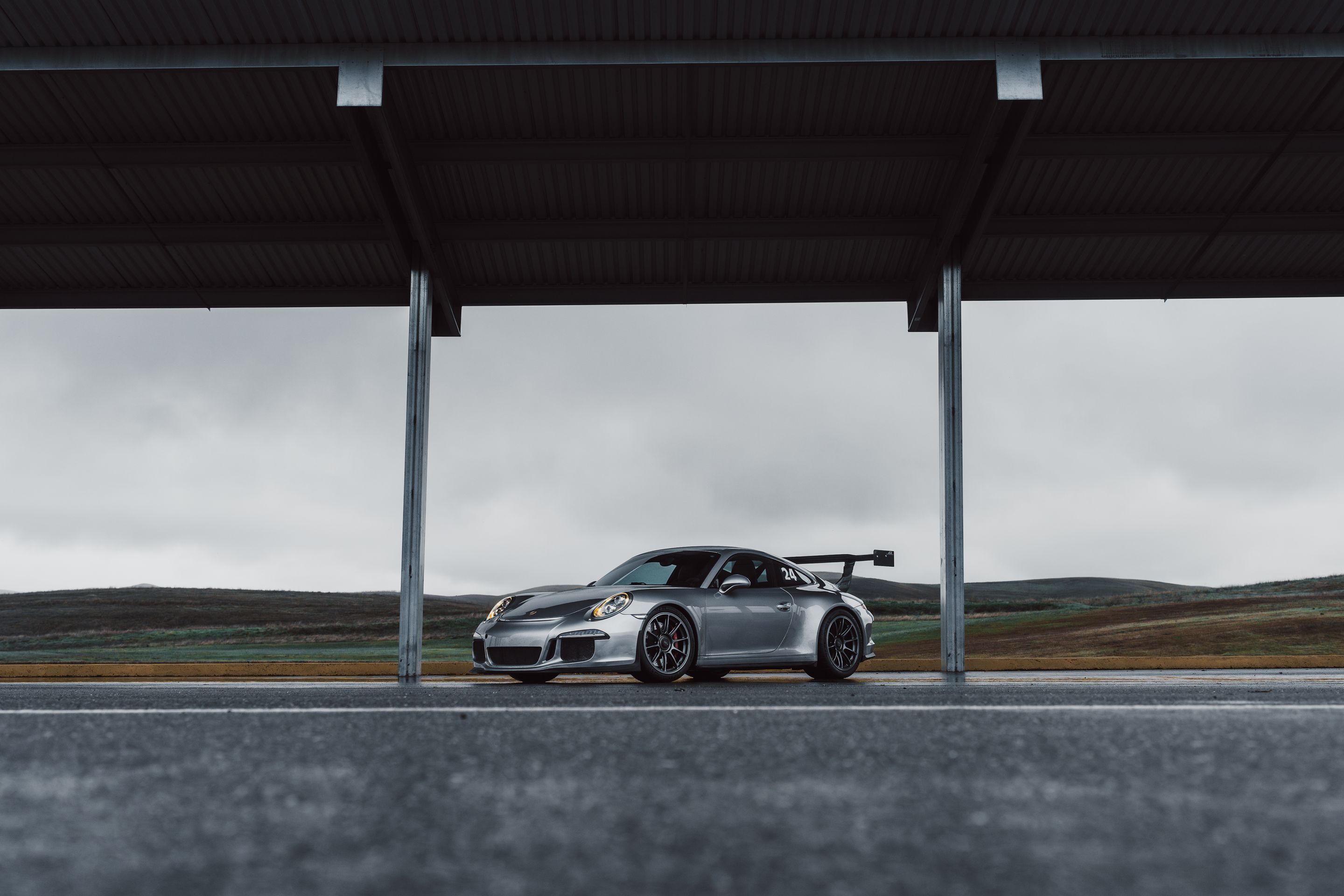 Silver Porsche 911 991.1 GT3 with 19" SM-10RE Apex wheels in Anthracite
