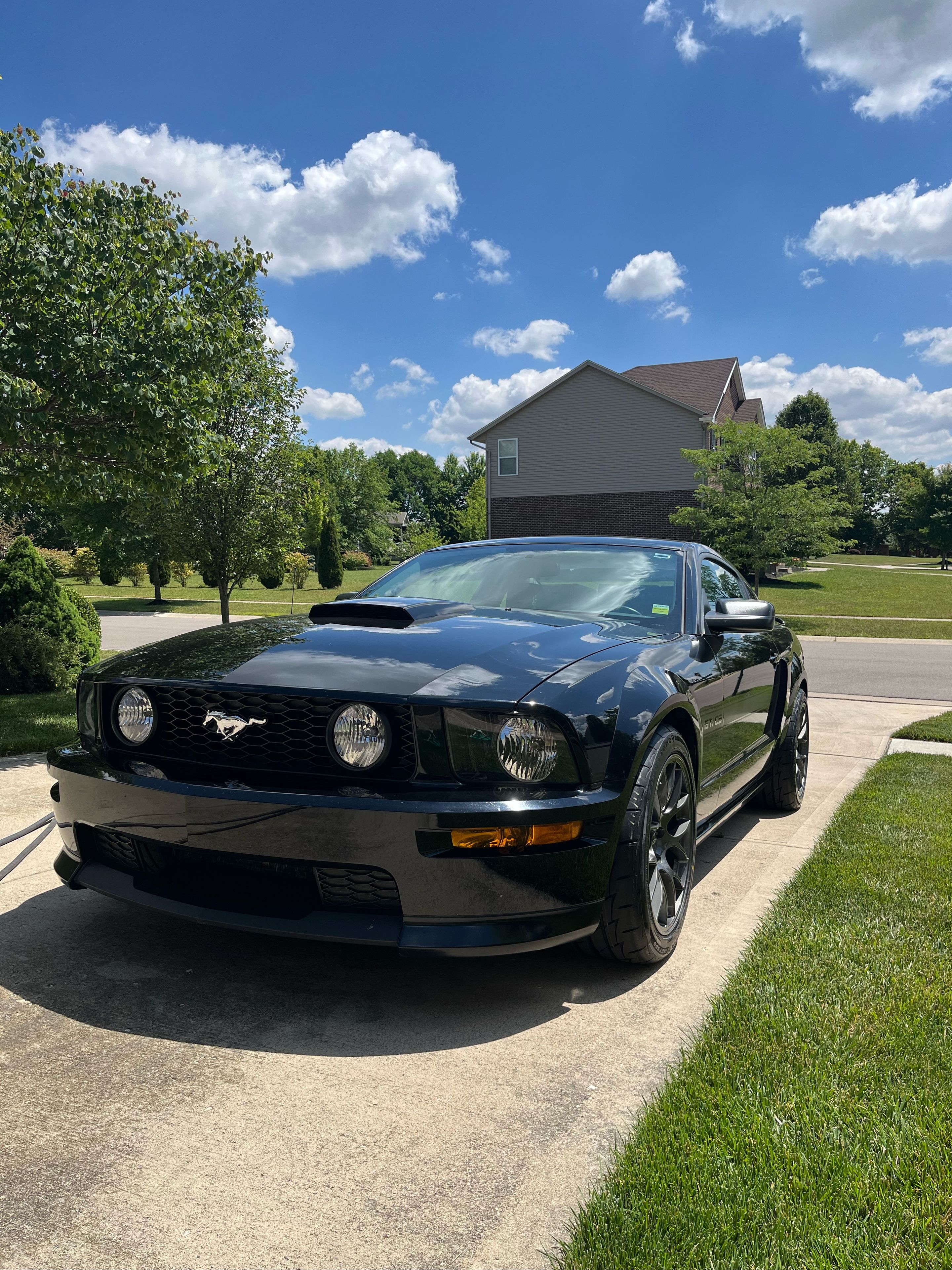 Black Ford S197 Mustang GT with 18" EC-7 Apex wheels in Anthracite