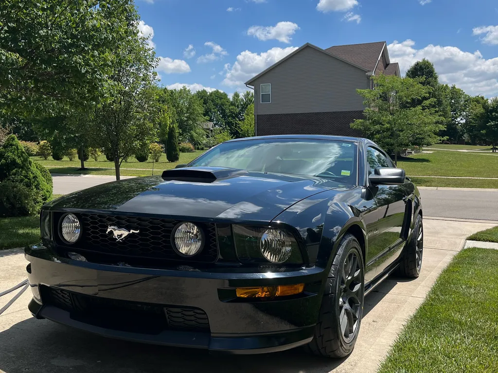 Ford S197 Mustang GT with 18