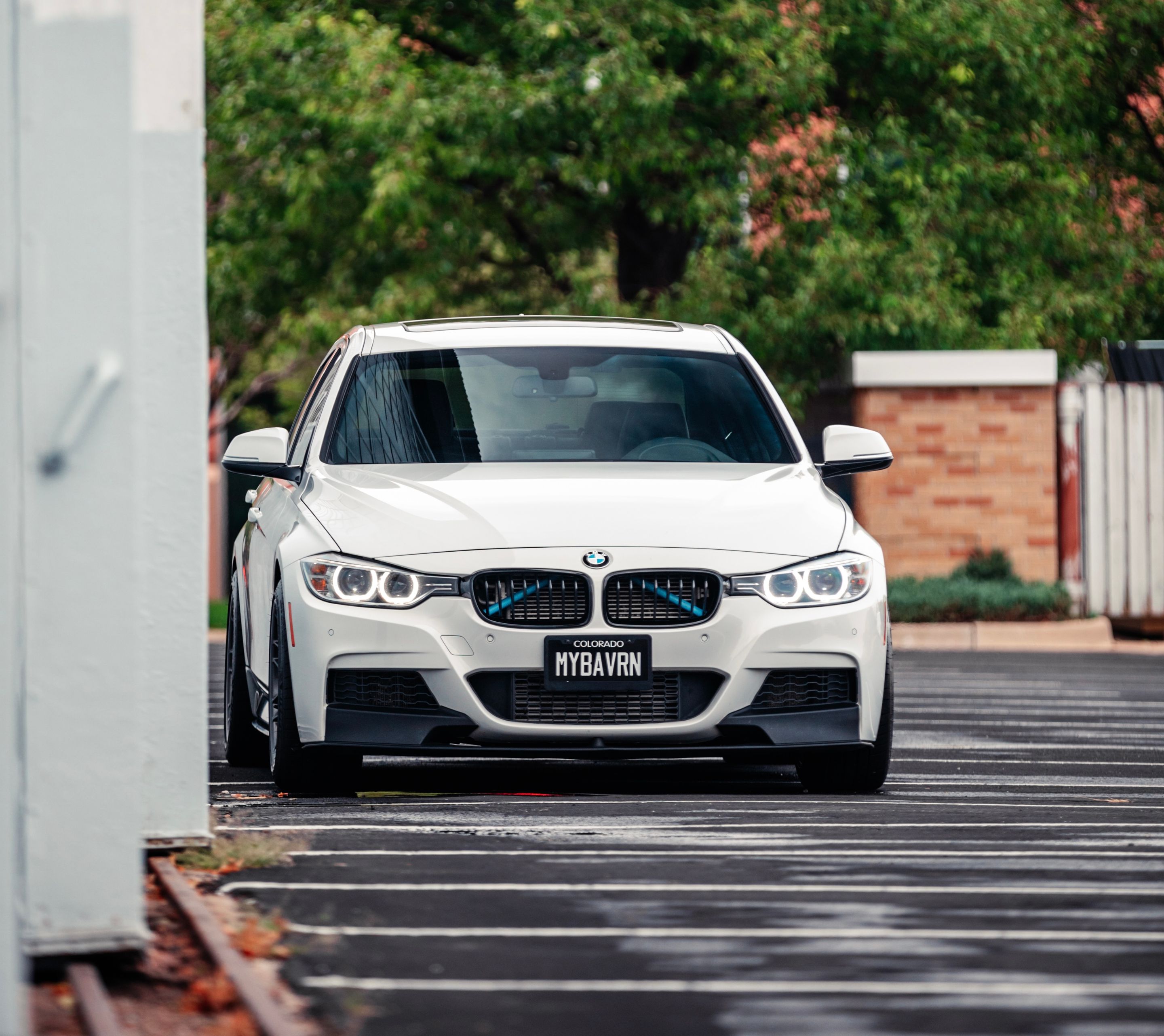 White BMW F30 Sedan 3 Series with 18" ARC-8 Apex wheels in Anthracite