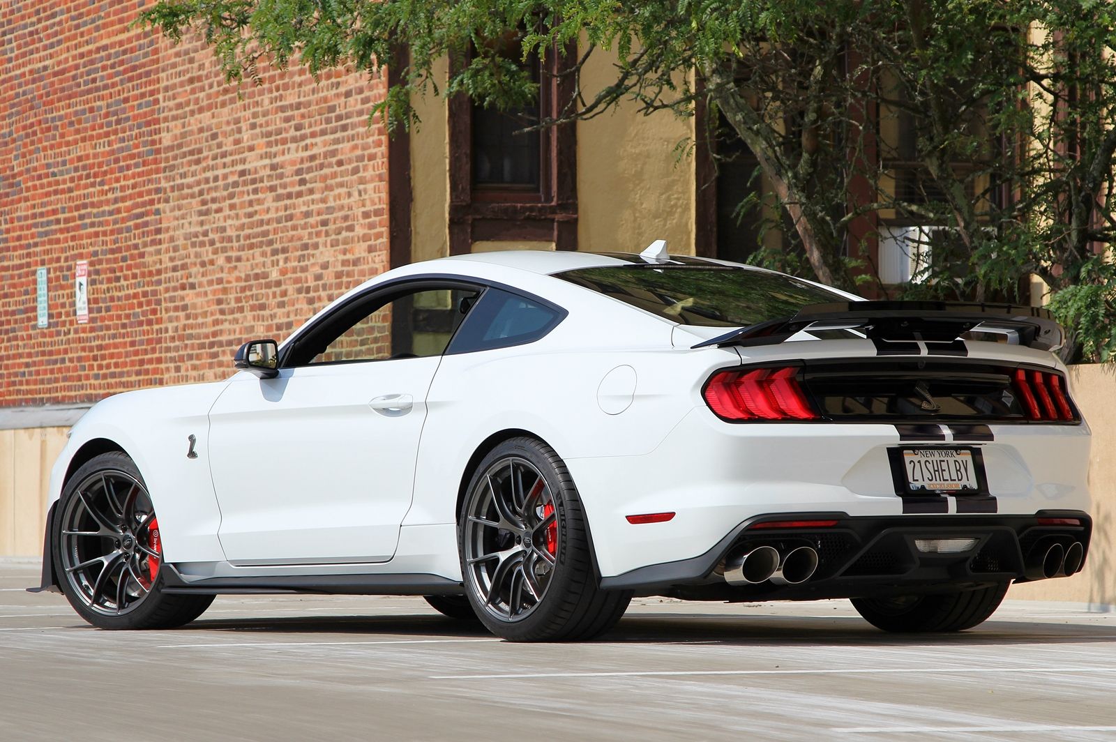 White Ford S550 Mustang GT500 with 20" VS-5RS Apex wheels in Anthracite