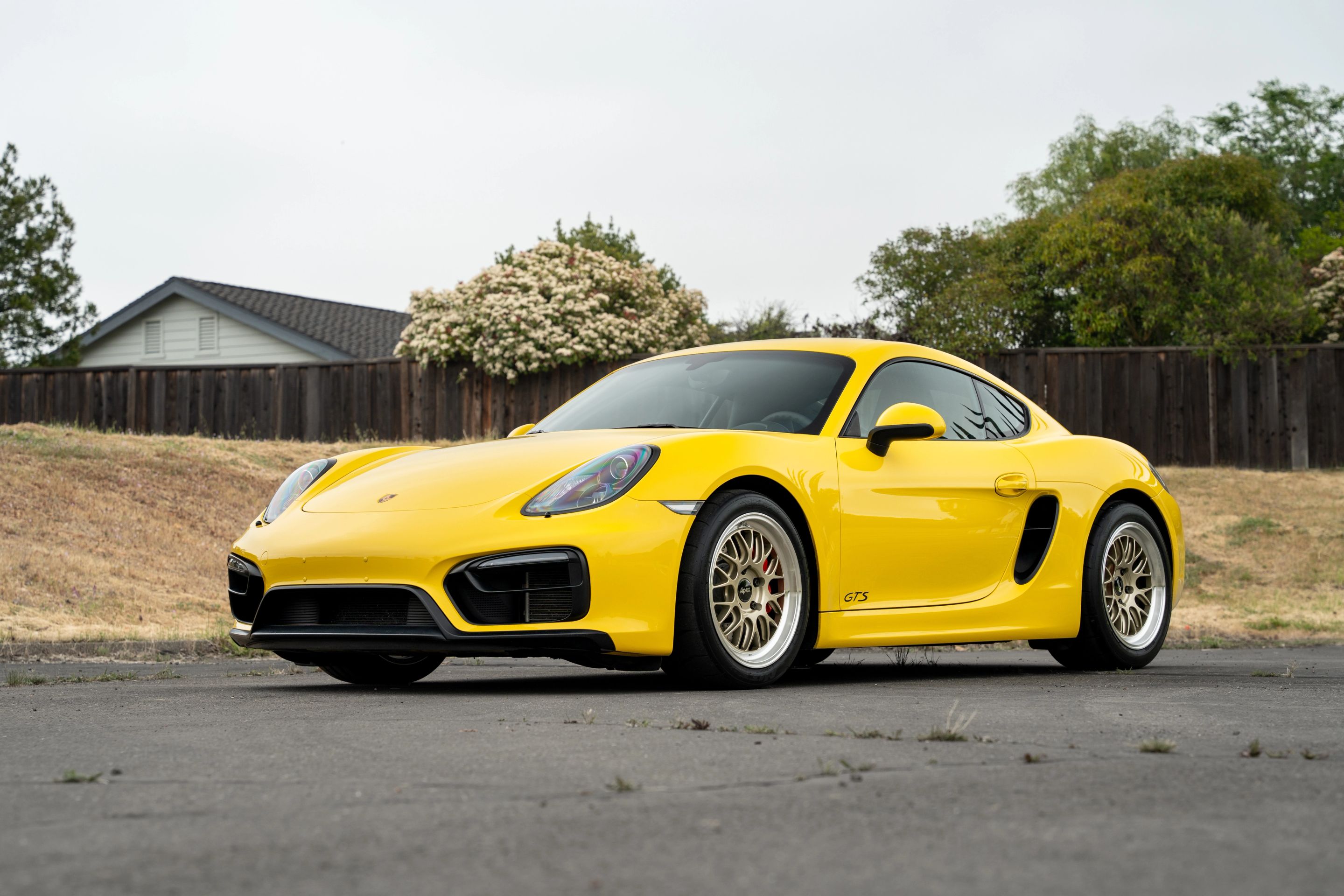 Yellow Porsche 981 Cayman GTS with 18" ML-10RT Apex wheels in Machined Lip Gloss Motorsport Gold