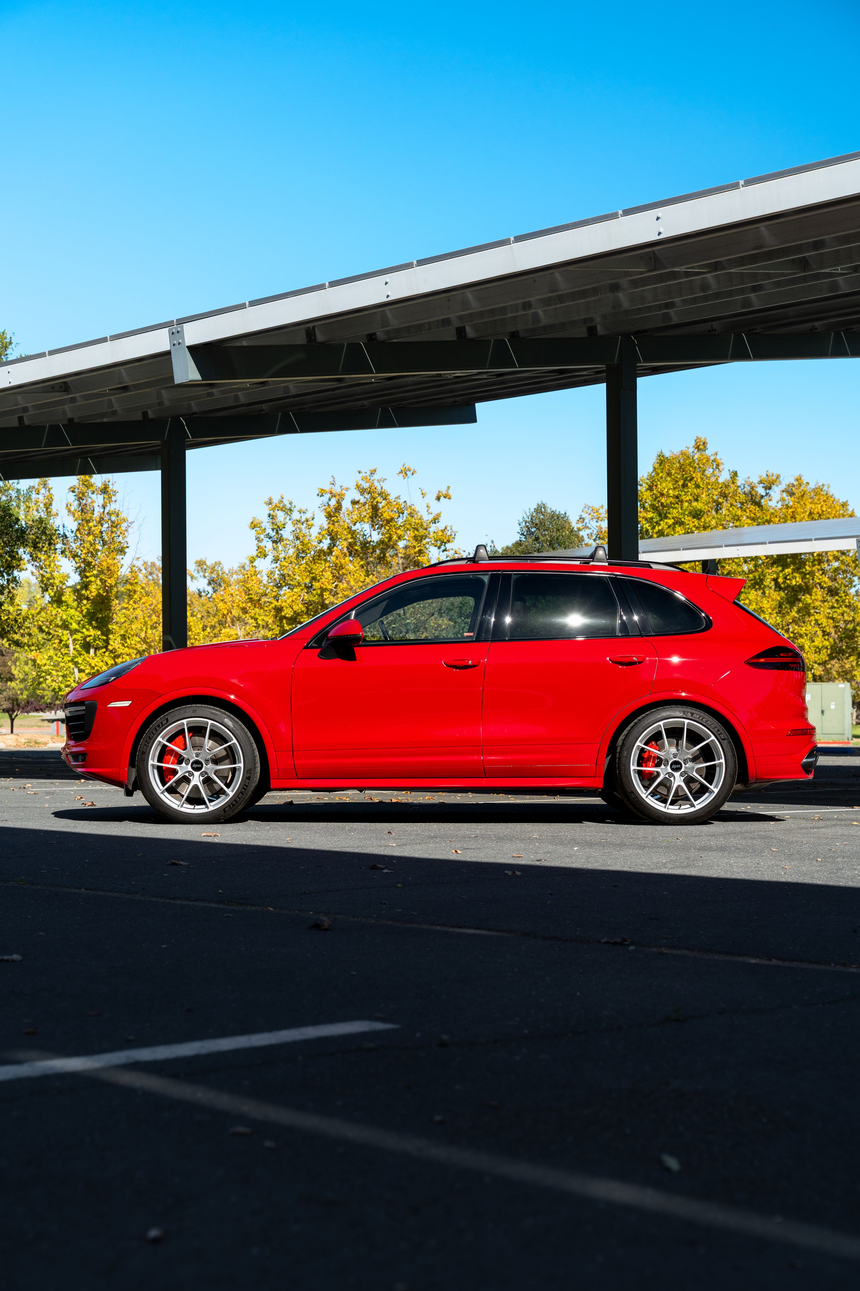 Red Porsche 958 Cayenne with 21" VS-5RX Apex wheels in Race Silver