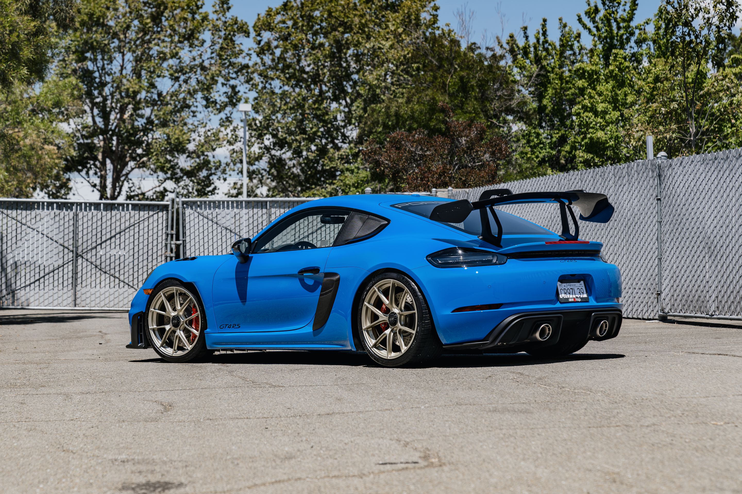 Blue Porsche 718 Cayman GT4 RS with 20" VS-5RS Apex wheels in Motorsport Gold