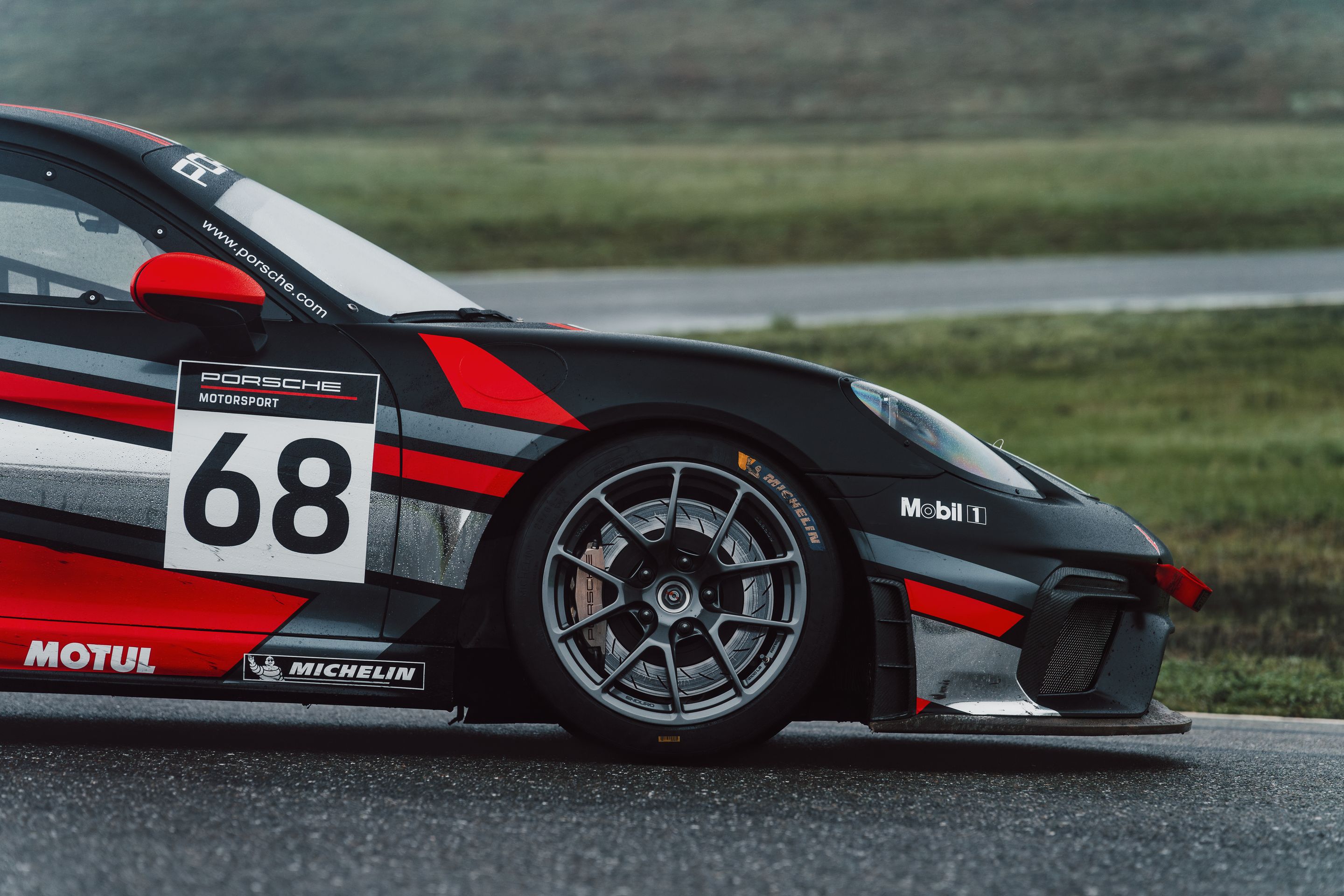 Black Porsche 718 Cayman GT4 Clubsport with 18" VS-5RE Apex wheels in Anthracite