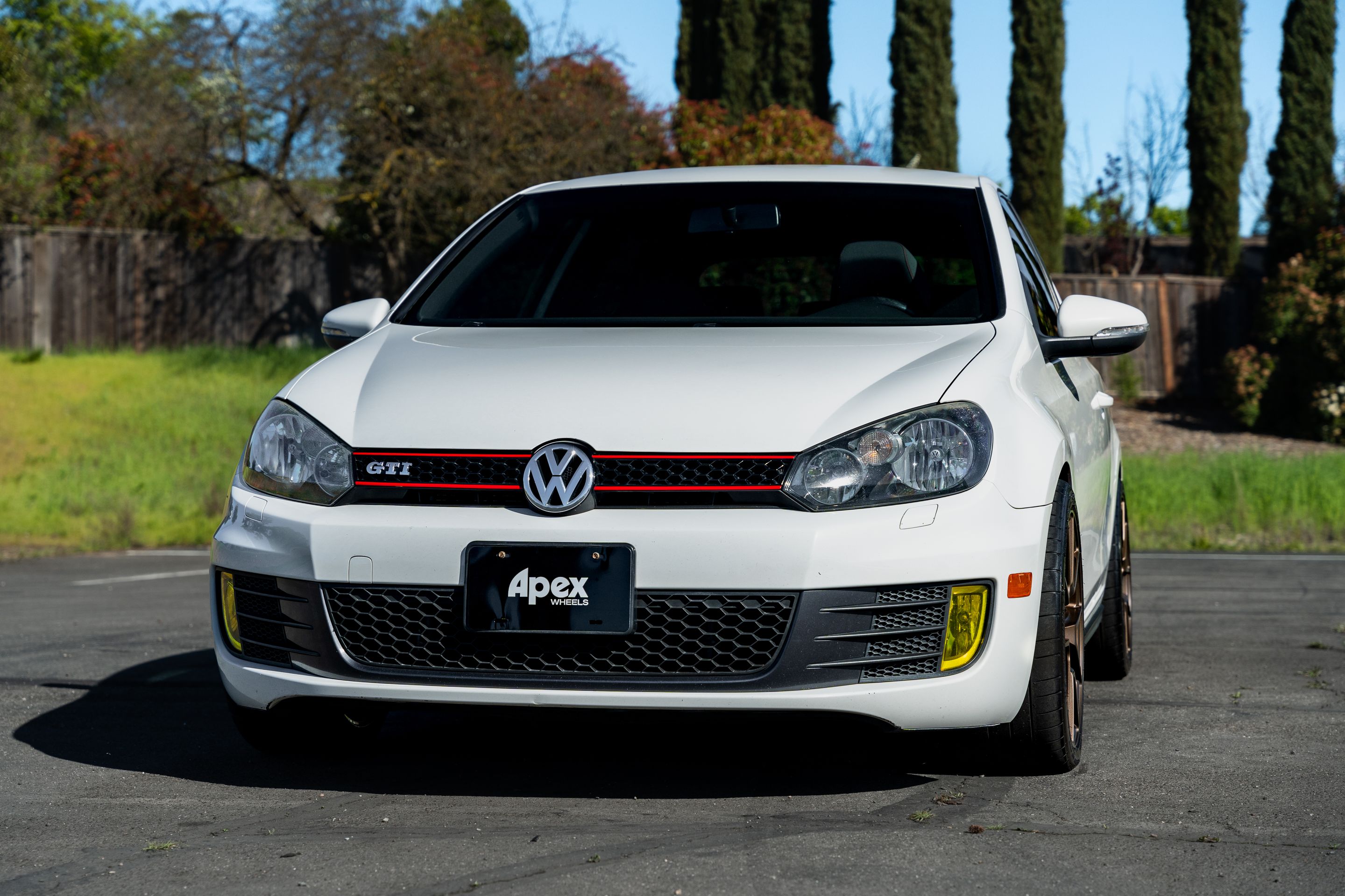 White VW MK6 GTI with 18" VS-5 Apex wheels in Satin Bronze