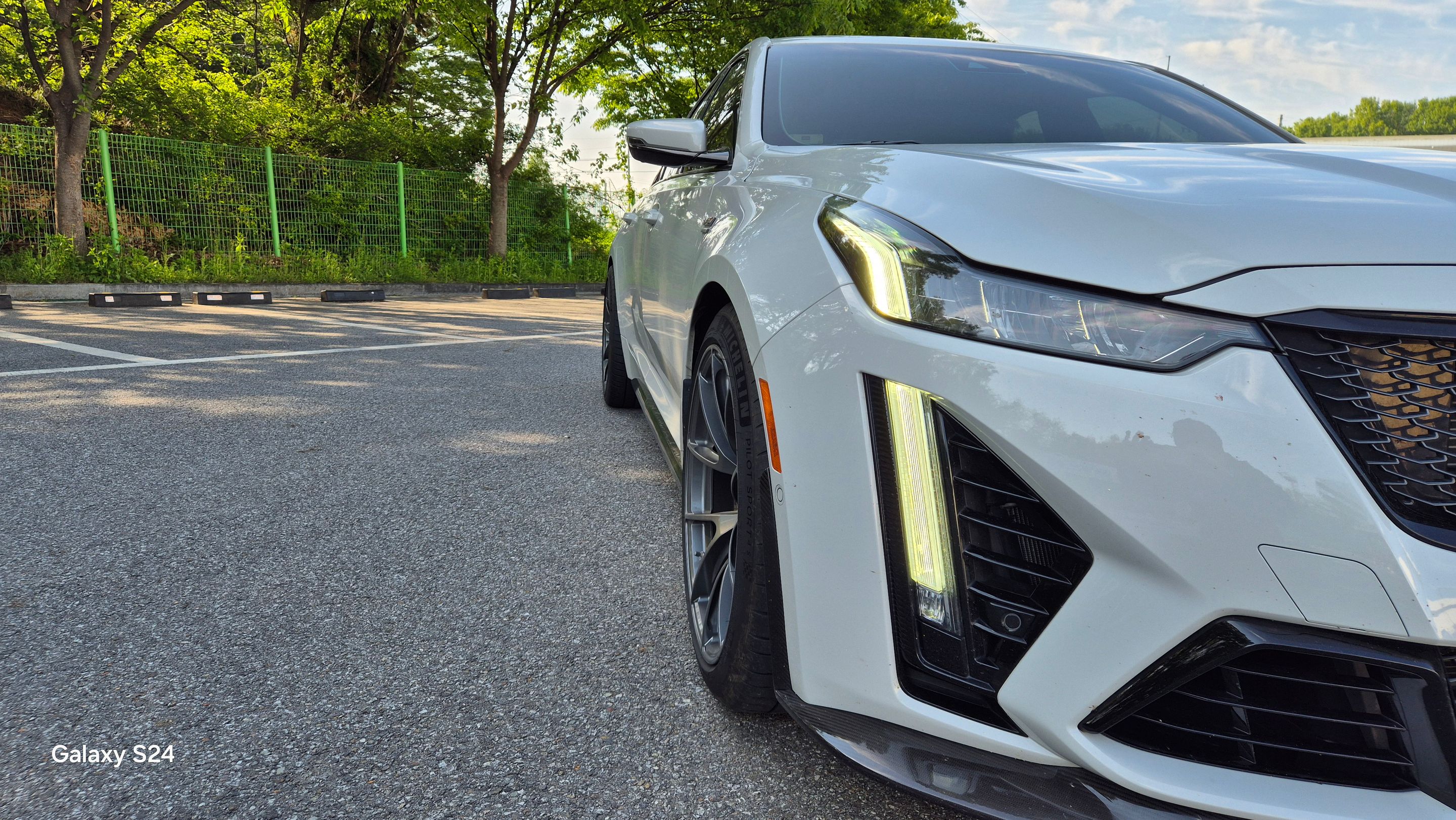 Grey Cadillac CT5-V Blackwing with 19" VS-5RS Apex wheels in Anthracite