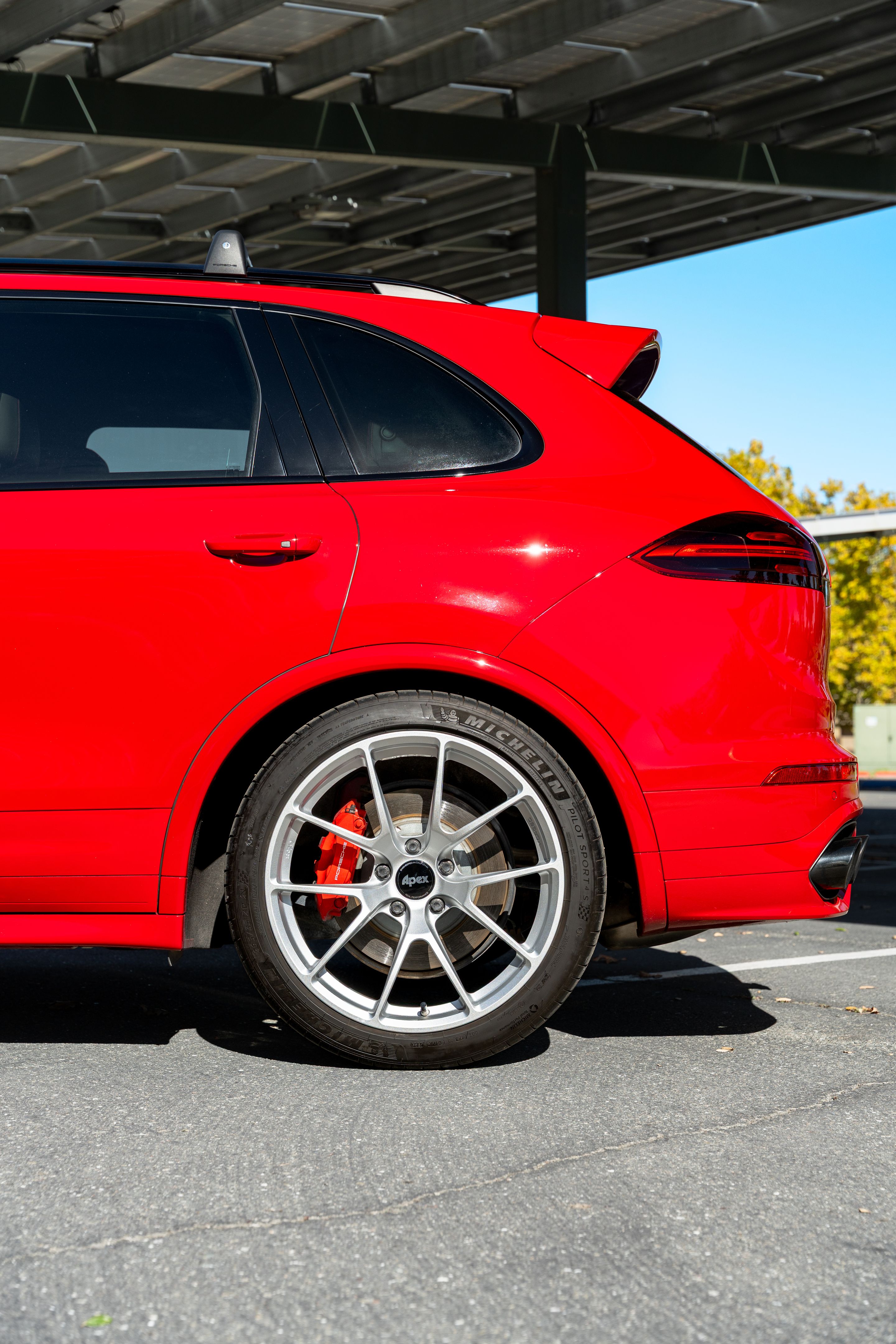 Red Porsche 958 Cayenne with 21" VS-5RX Apex wheels in Race Silver