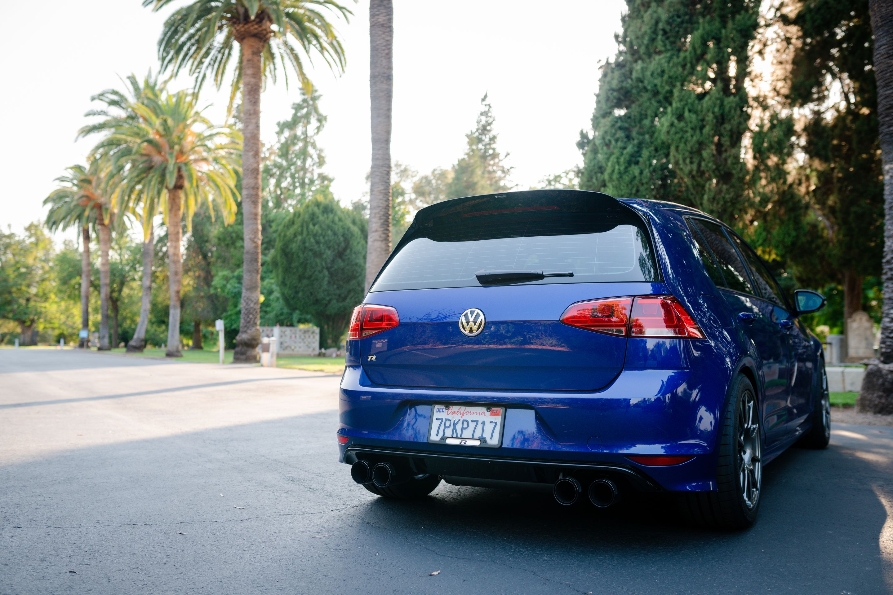 Blue VW MK7 Golf R with 17" SM-10 Apex wheels in Anthracite
