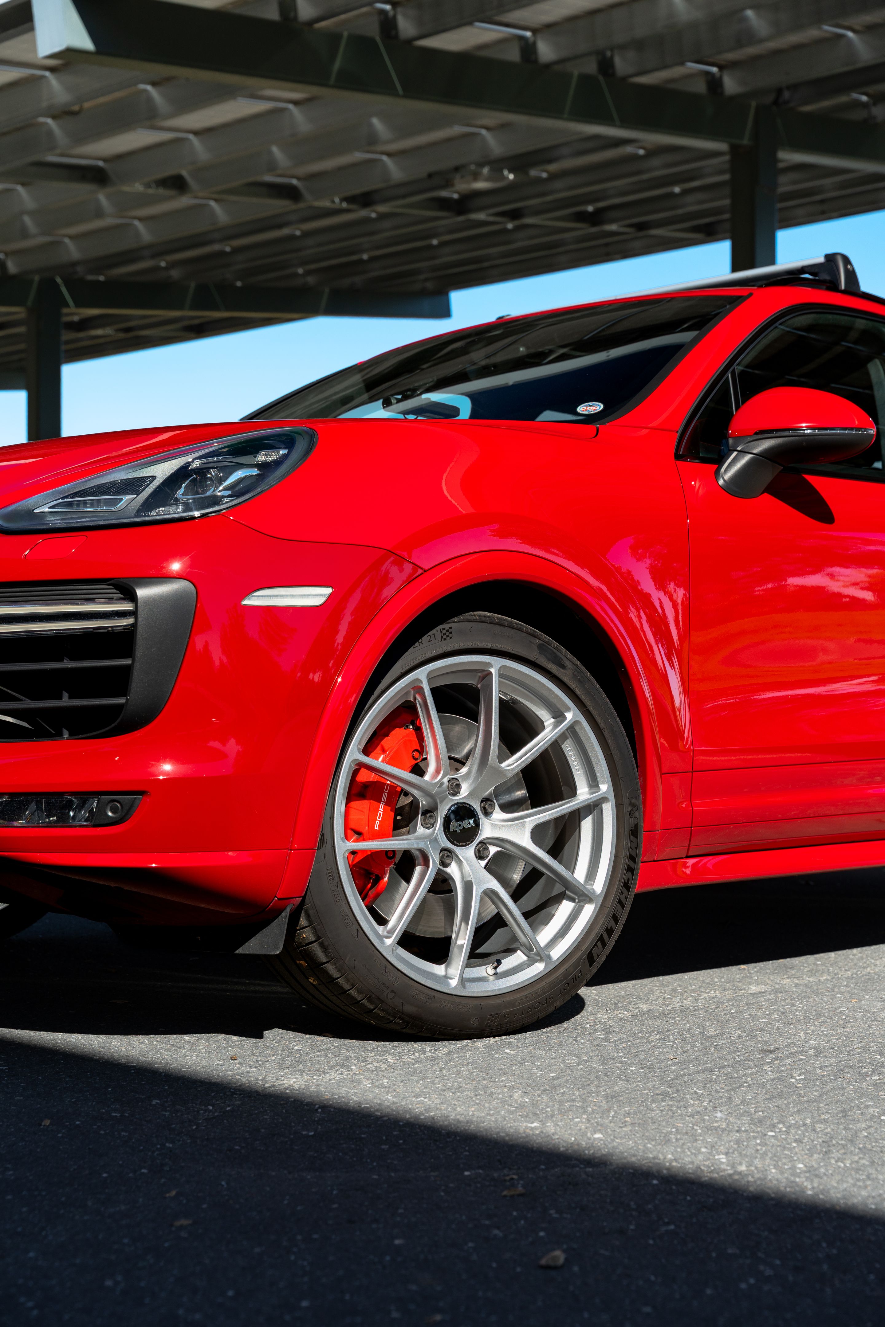 Red Porsche 958 Cayenne with 21" VS-5RX Apex wheels in Race Silver