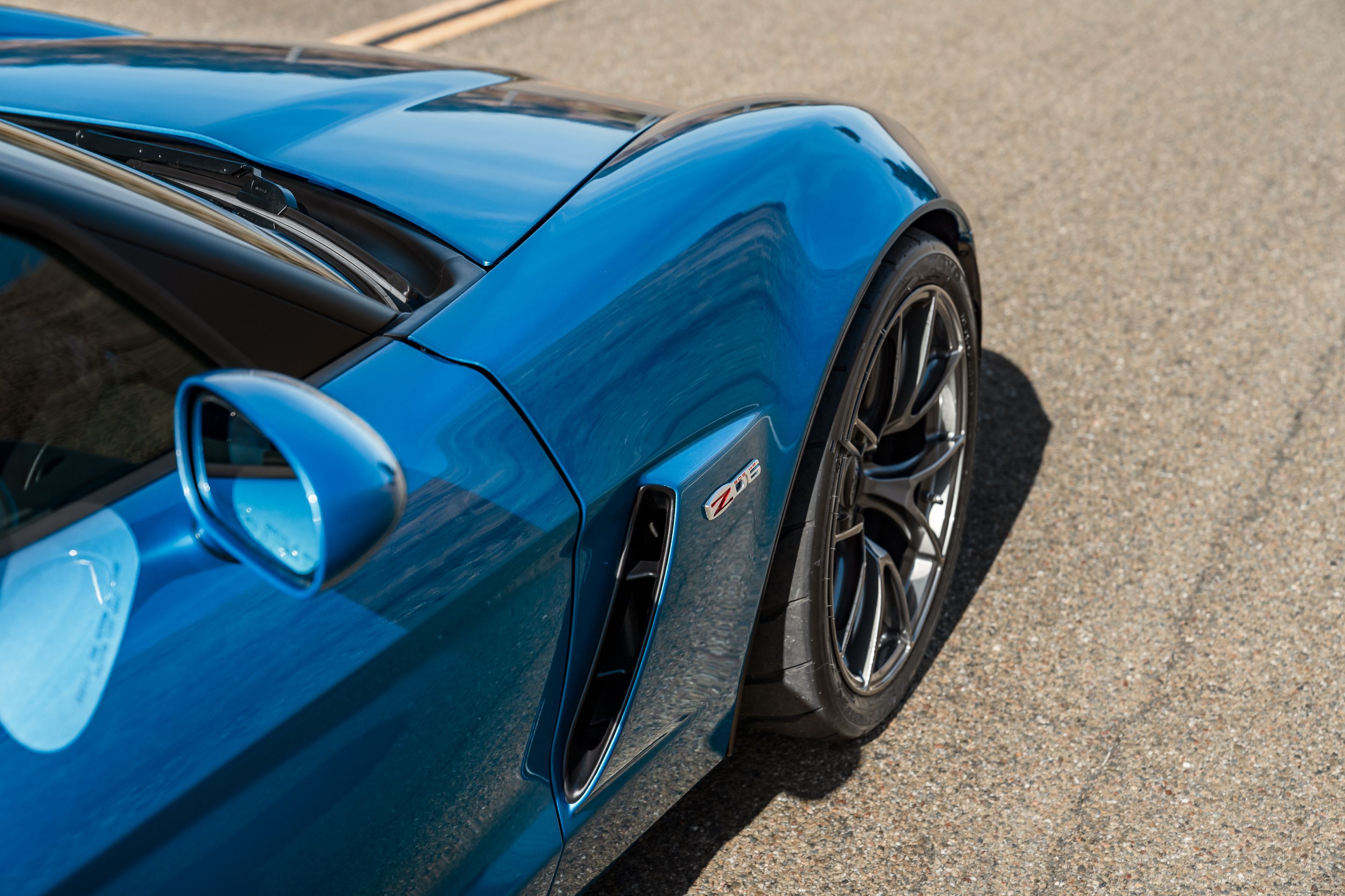 Blue Chevrolet C6 Corvette Z06 with 19" VS-5RS Apex wheels in Anthracite