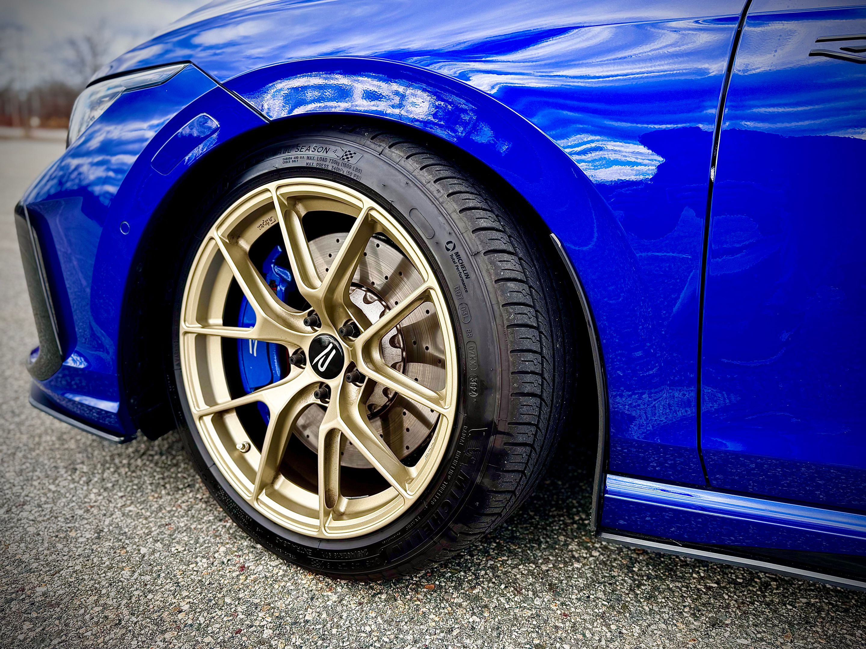 Blue VW MK8 Golf R with 18" VS-5RS Apex wheels in Motorsport Gold
