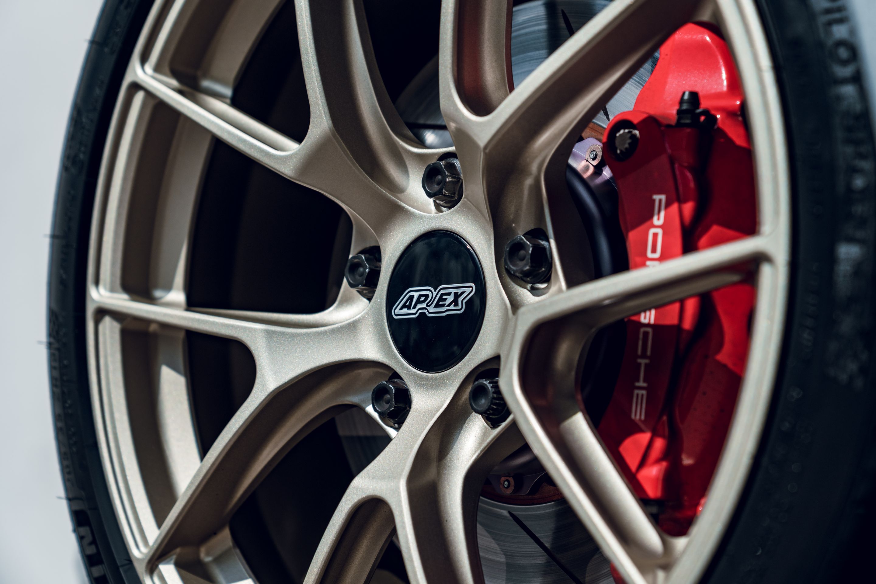 Silver Porsche 911 992.1 Carrera S with 19"/20" VS-5RS Apex wheels in Motorsport Gold