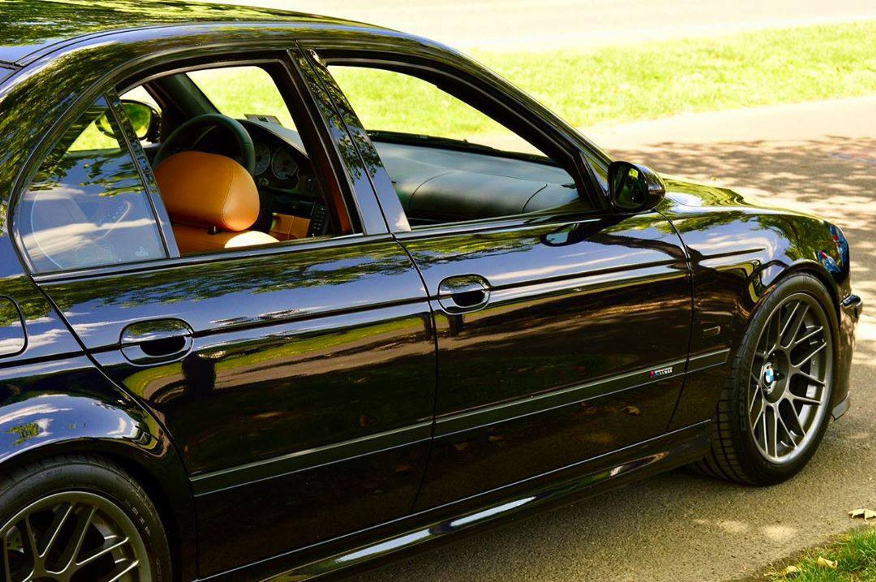 Black BMW E39 M5 with 18" ARC-8 Apex wheels in Anthracite
