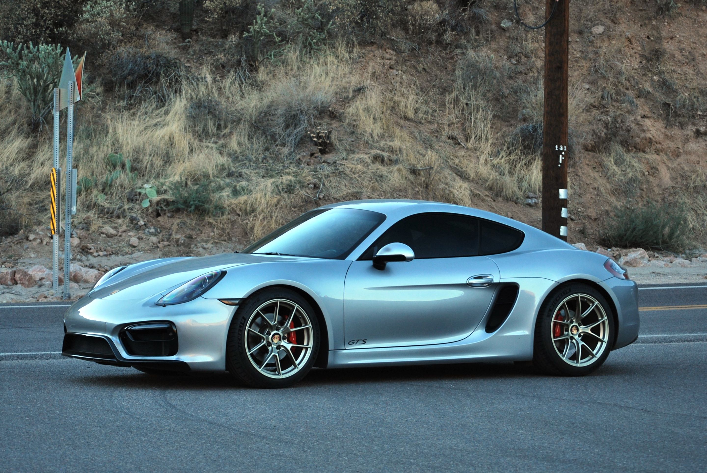 Silver Porsche 981 Cayman GTS with 19" VS-5RS Apex wheels in Motorsport Gold
