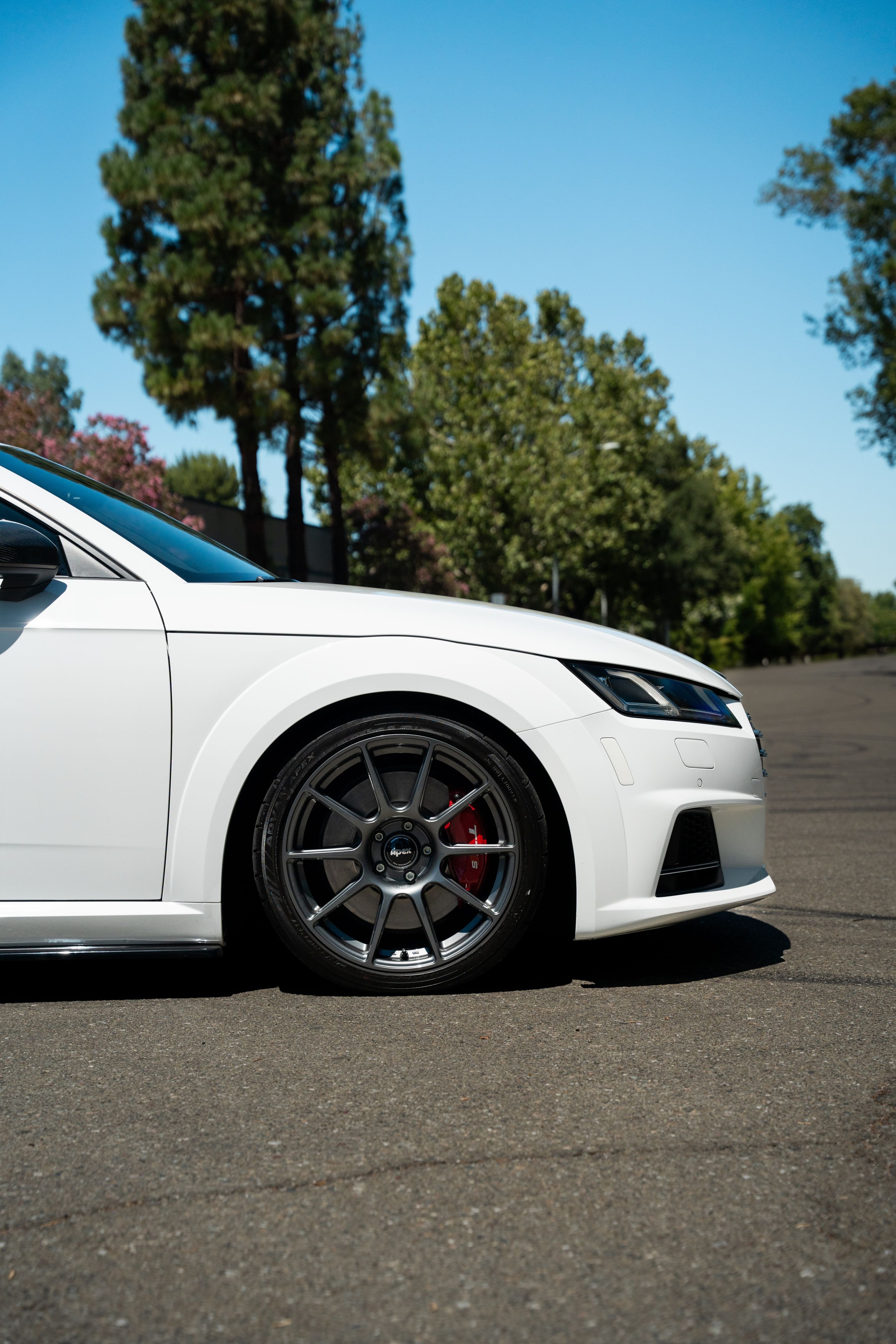 White Audi 8S TTS with 18" SM-10 Apex wheels in Anthracite