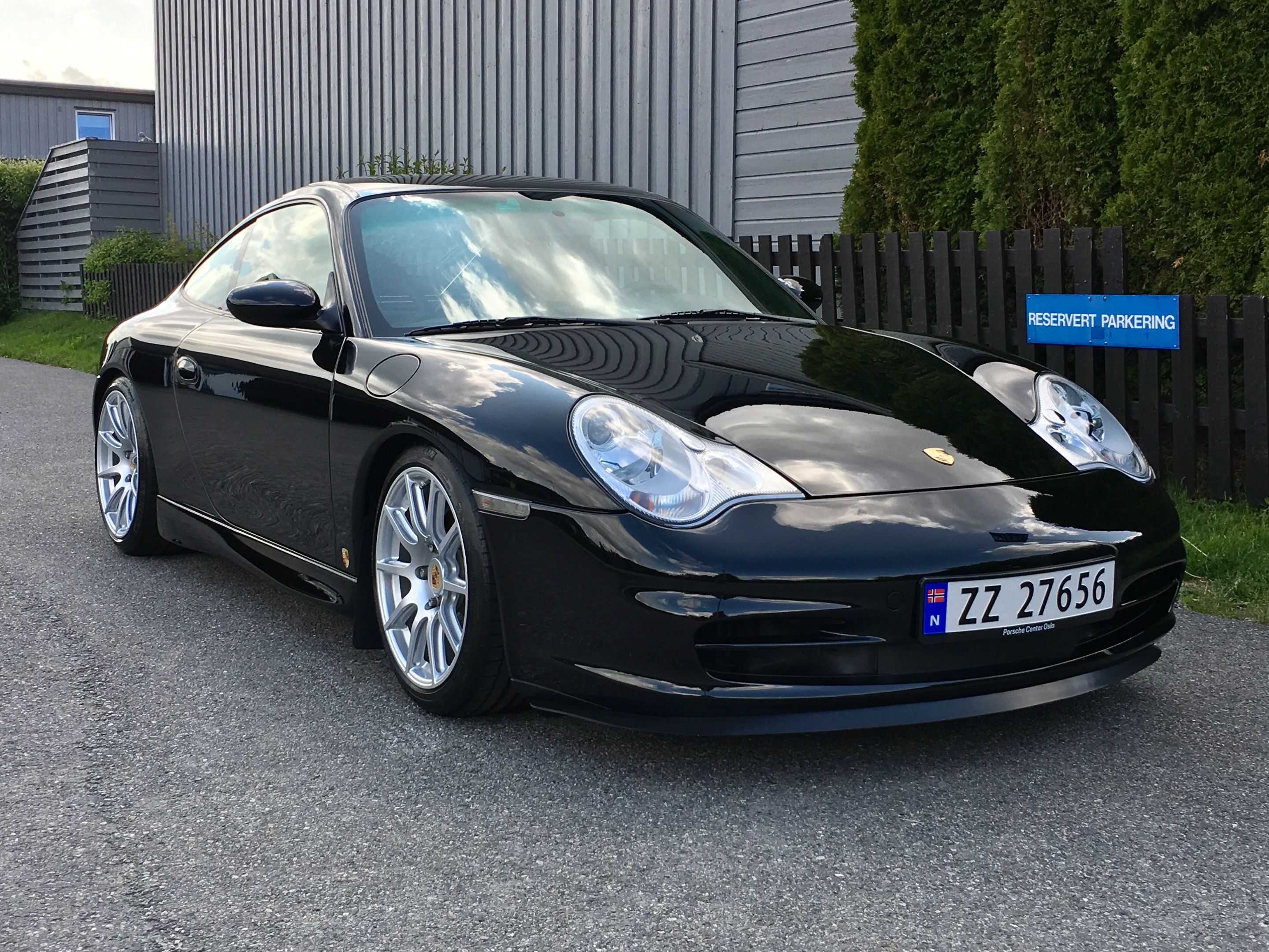 Black Porsche 911 996 Carrera with 18" SM-10 Apex wheels in Race Silver