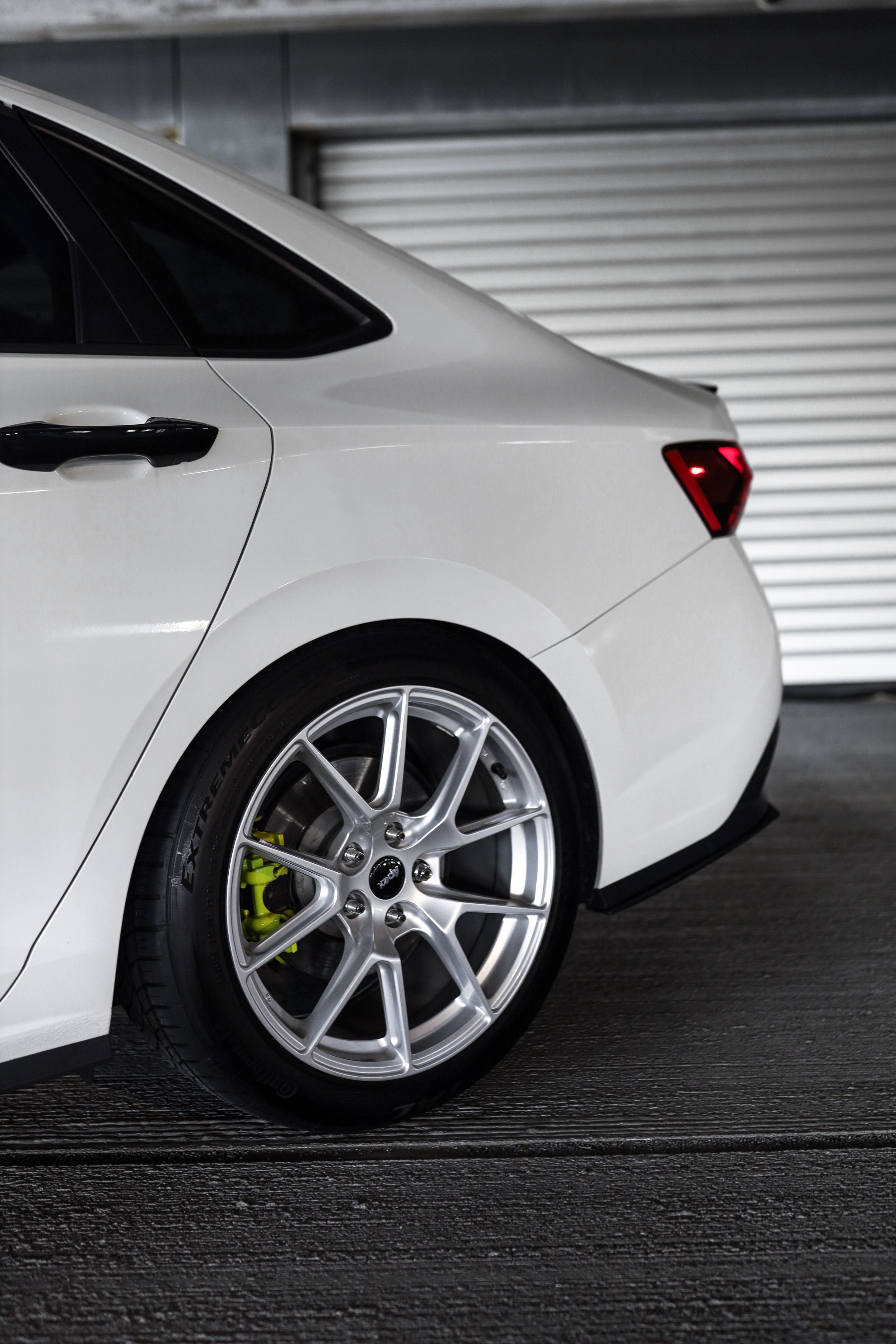 White VW MK7 GLI with 18" VS-5 Apex wheels in Race Silver