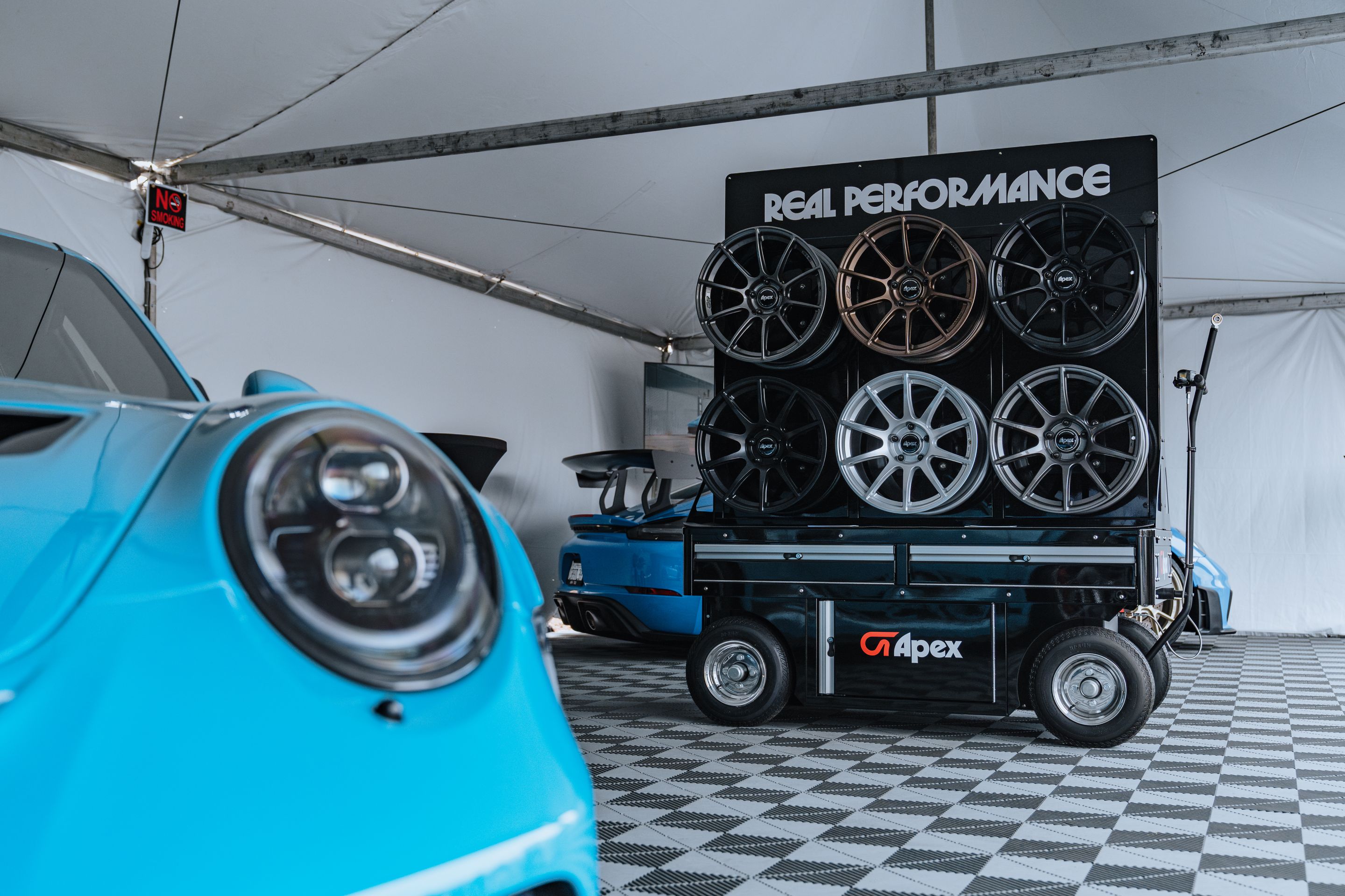 White Porsche 911 996 GT2 with 18" EC-7RS Apex wheels in Anthracite