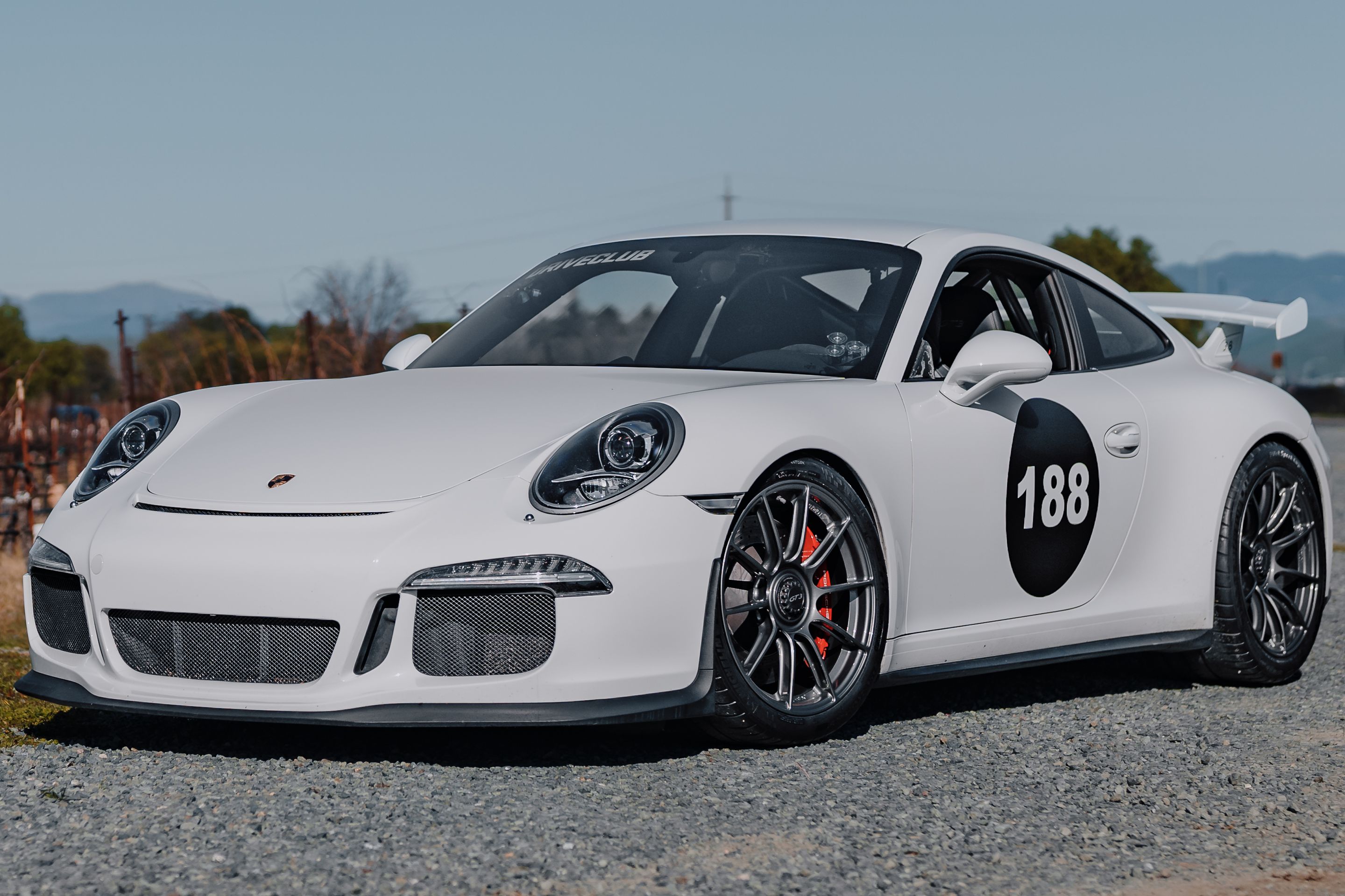 White Porsche 911 991.1 GT3 with 19" SM-10RS Apex wheels in Anthracite