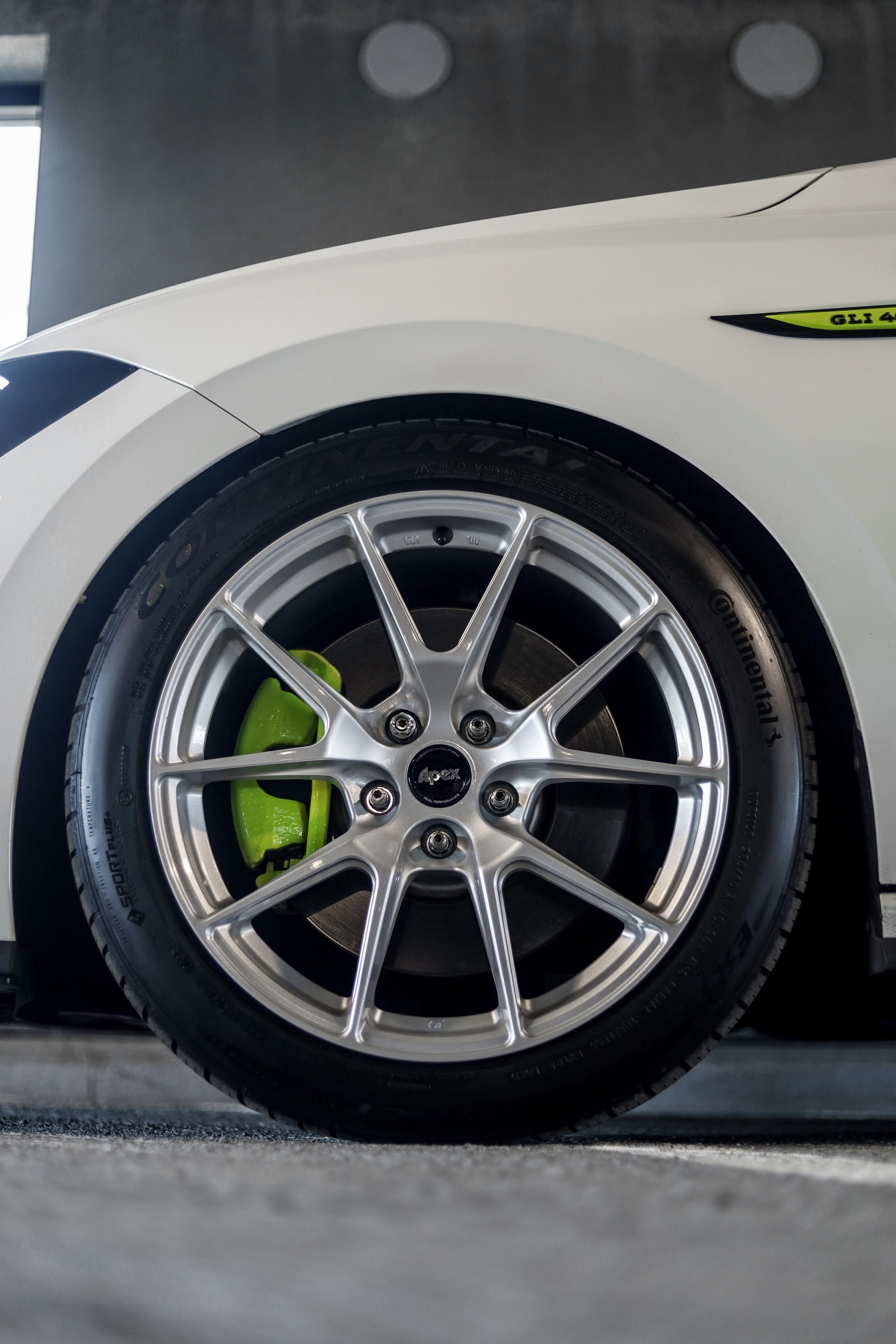 White VW MK7 GLI with 18" VS-5 Apex wheels in Race Silver