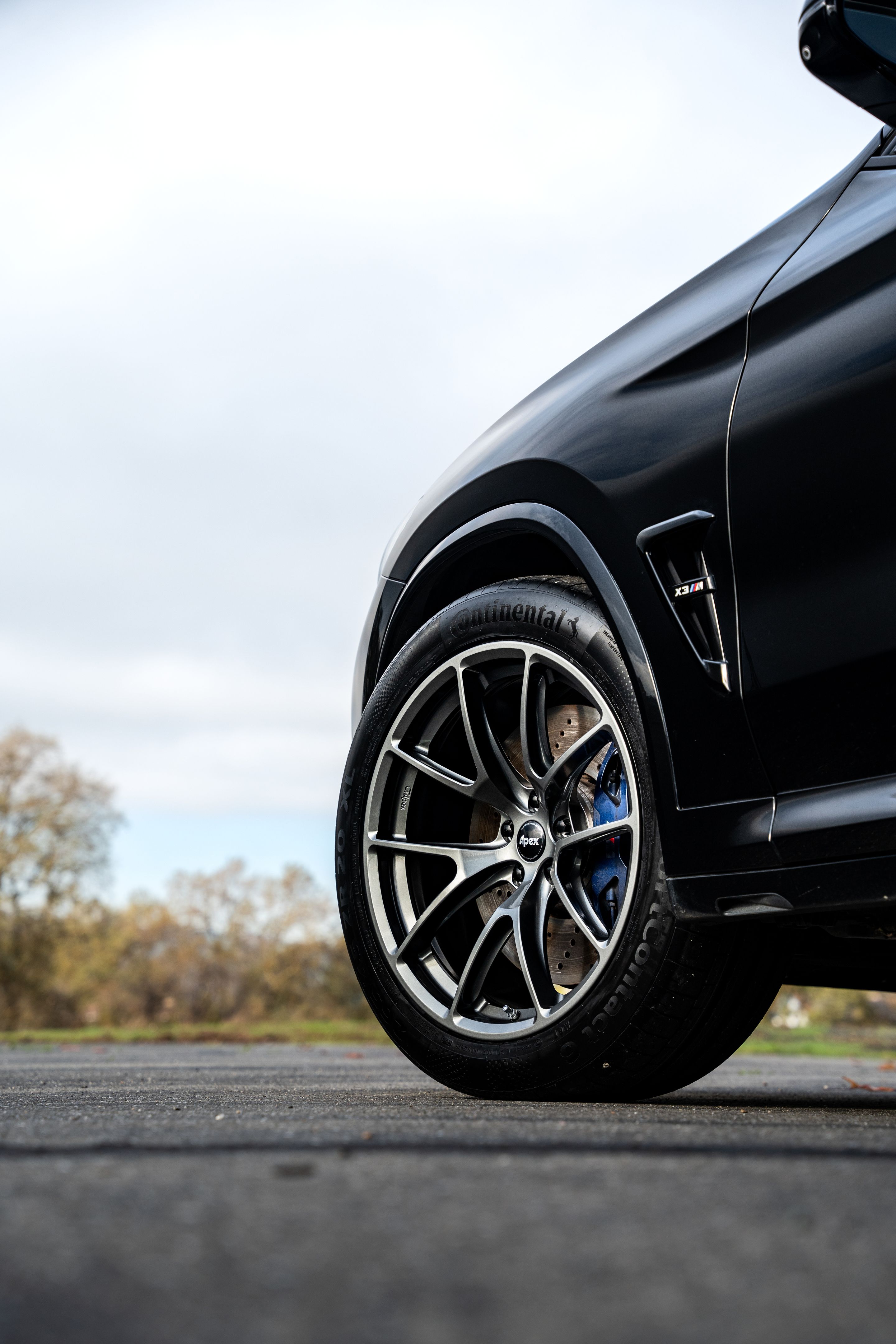 Black BMW F97 X3M with 20" VS-5RX Apex wheels in Anthracite