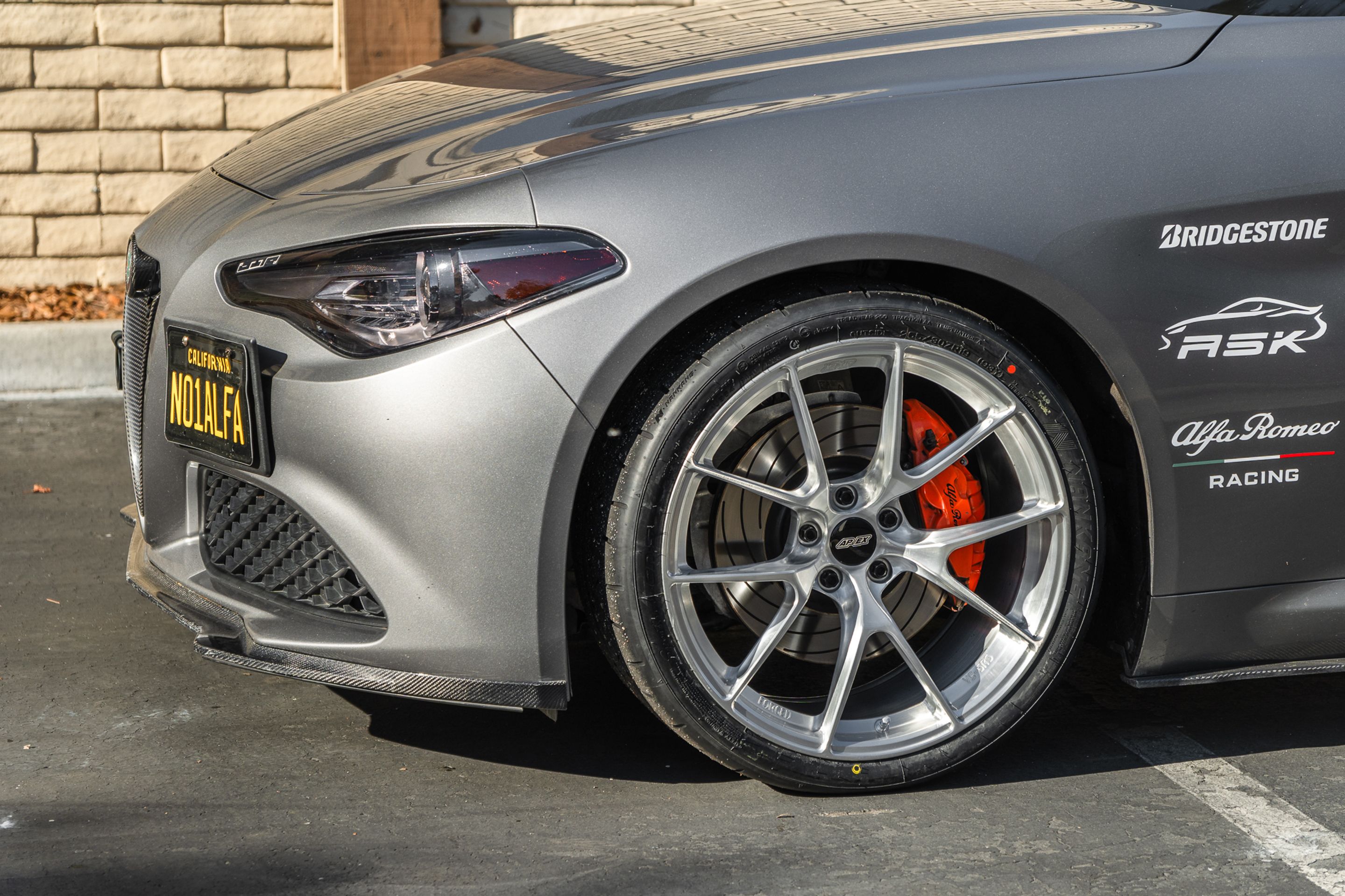 Grey Alfa Romeo Giulia Standard with 19" VS-5RS Apex wheels in Brushed Clear
