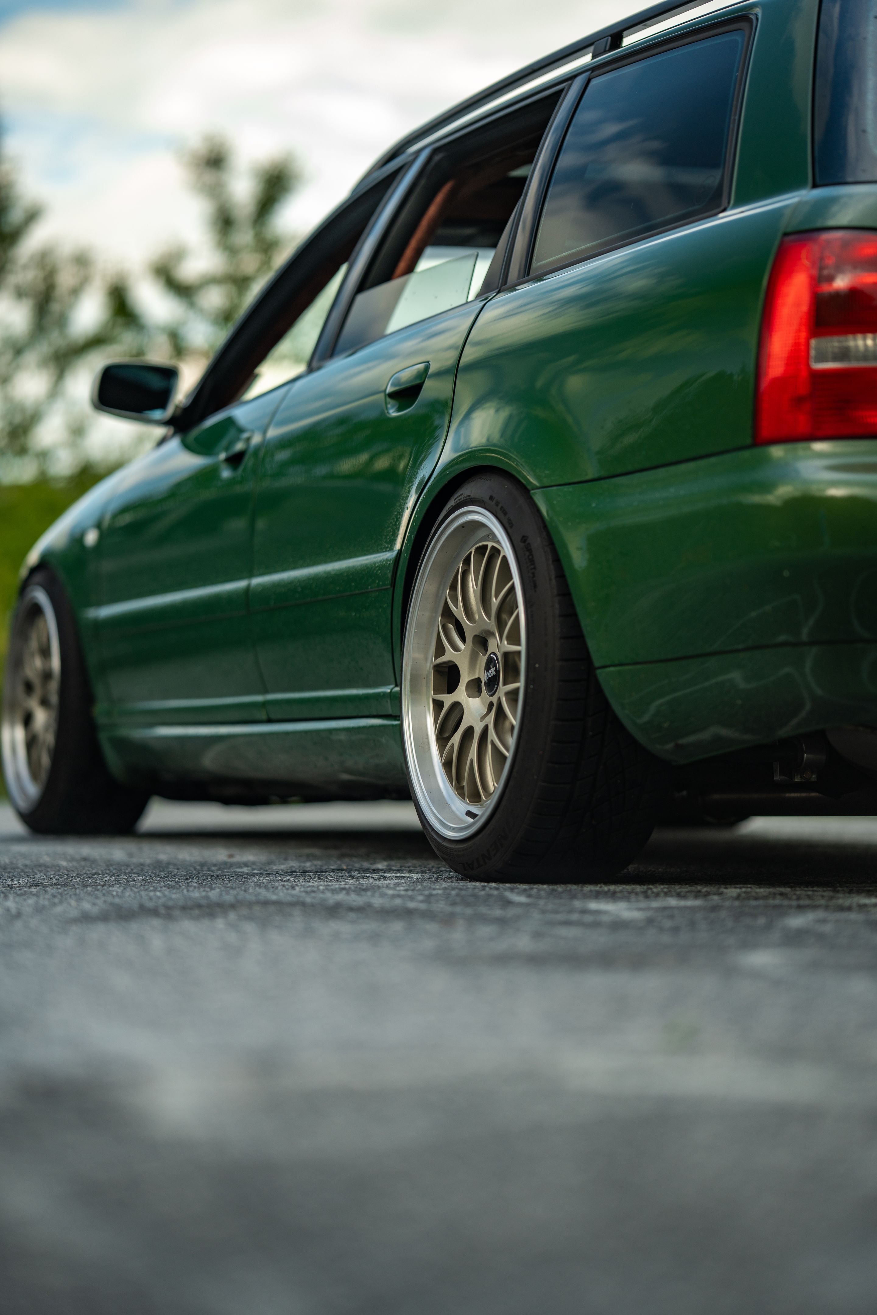 Green Audi B5 S4 Avant/Wagon with 18" ML-10RT Apex wheels in Machined Lip Gloss Motorsport Gold