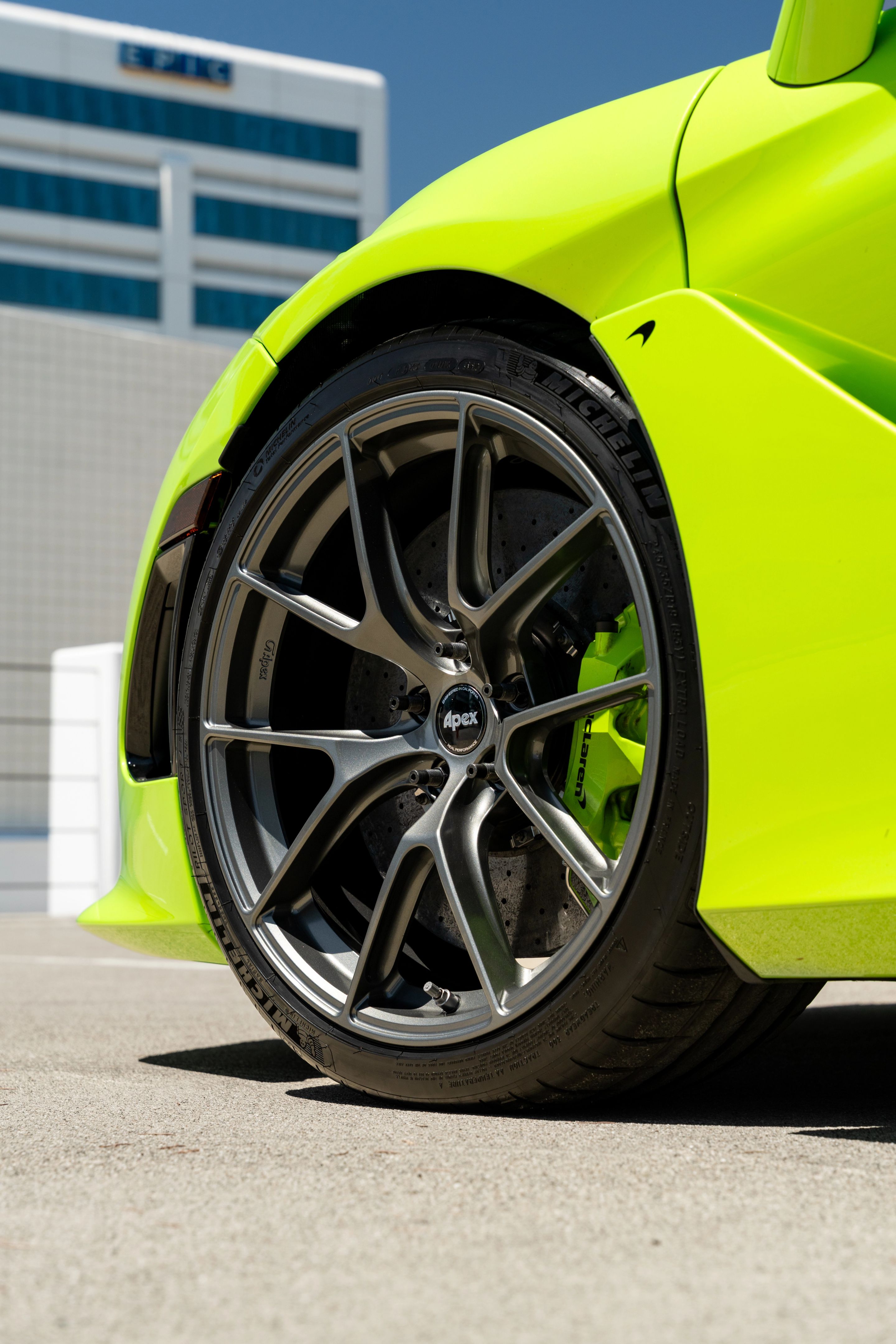 Green McLaren 750S with 19"/20" VS-5RS Apex wheels in Anthracite