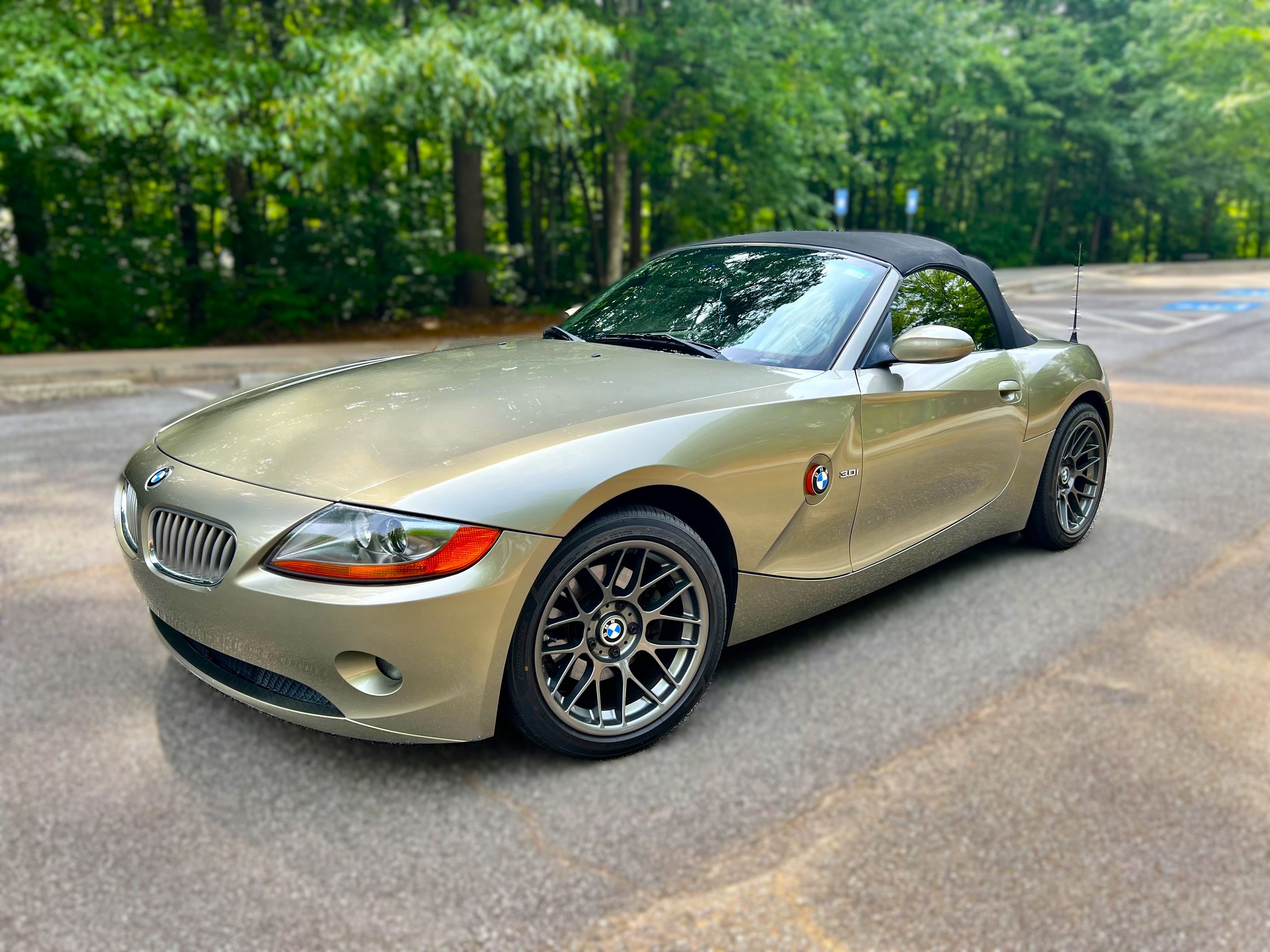 Silver BMW E85 Roadster Z4 with 17" ARC-8 Apex wheels in Anthracite