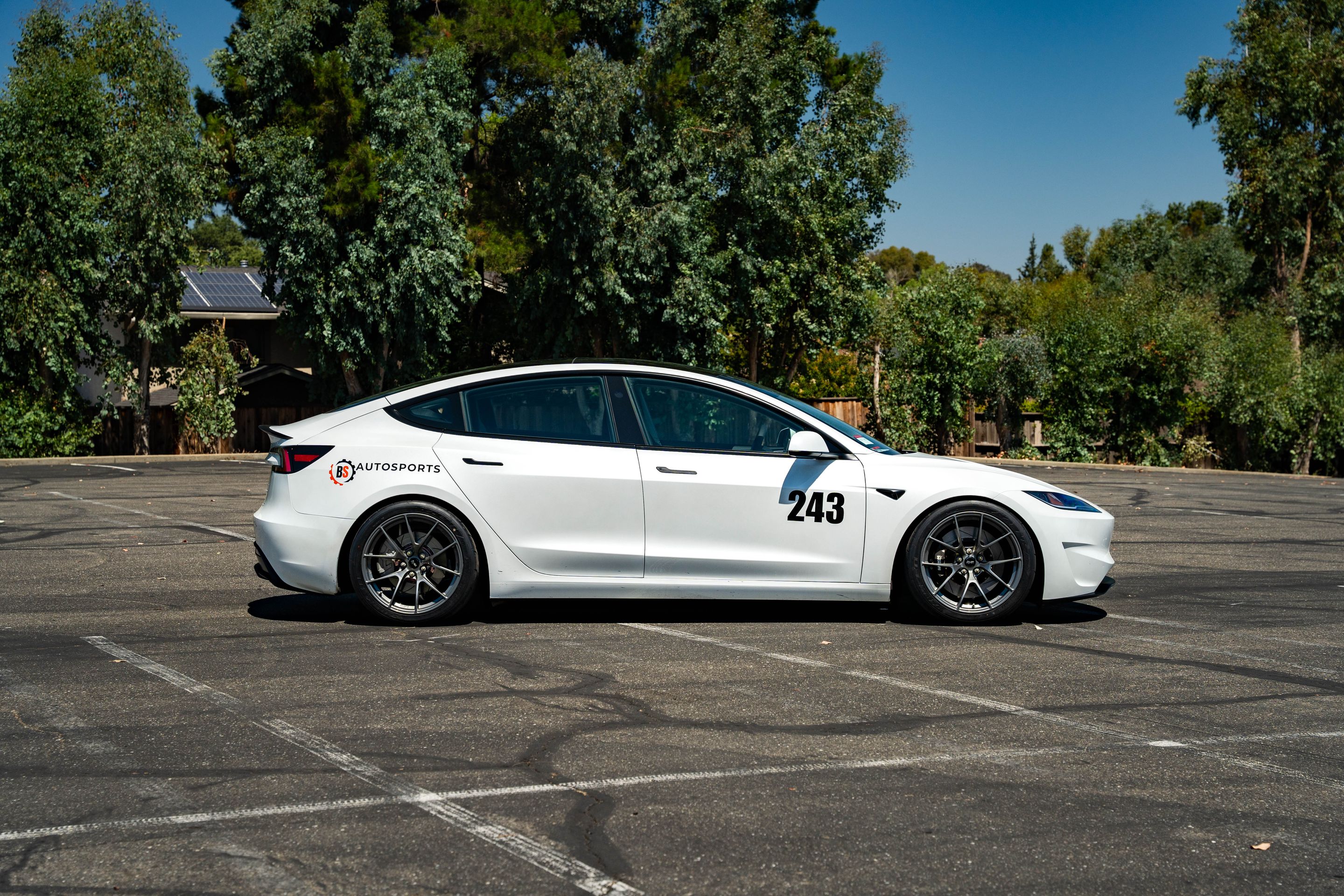 White Tesla Model 3 with 19" VS-5RS Apex wheels in Anthracite