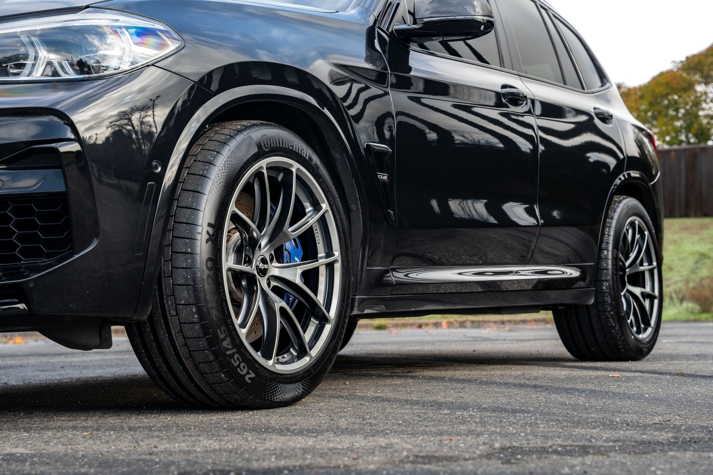 Black BMW F97 X3M with 20" VS-5RX Apex wheels in Anthracite