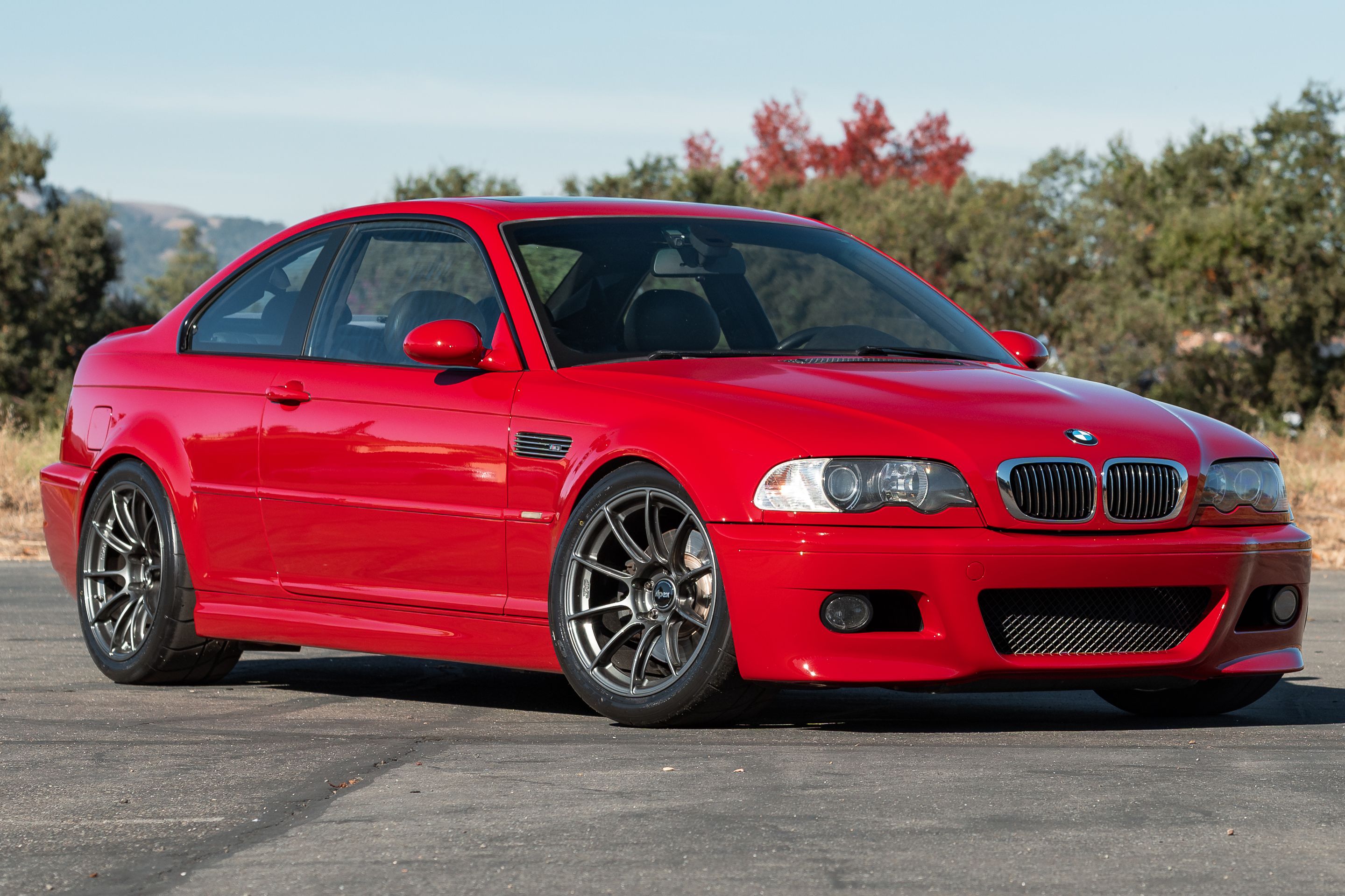 Red BMW E46 M3 with 18" SM-10RS Apex wheels in Anthracite