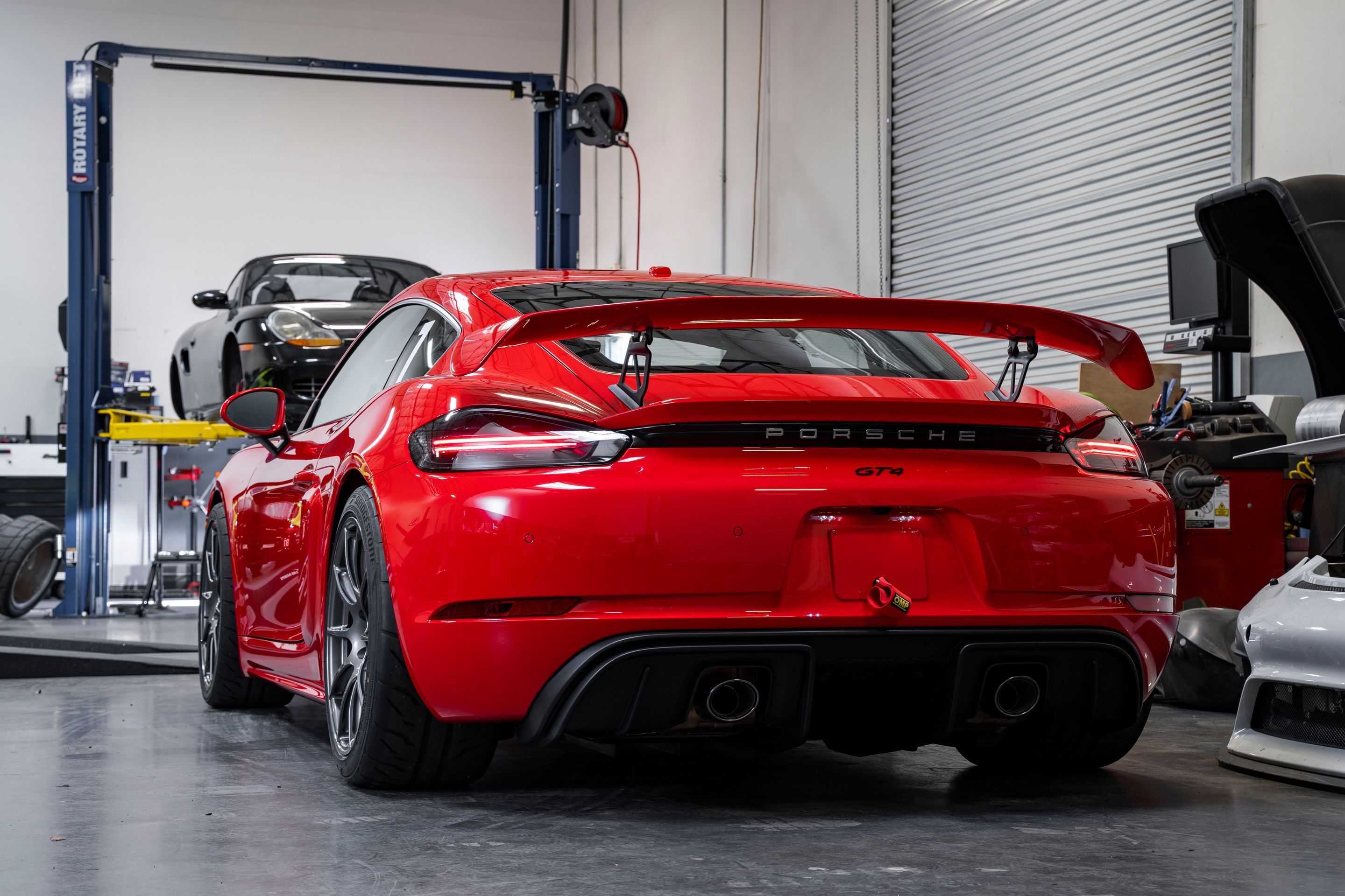 Red Porsche 718 Cayman GT4 with 19" SM-10 Apex wheels in Anthracite