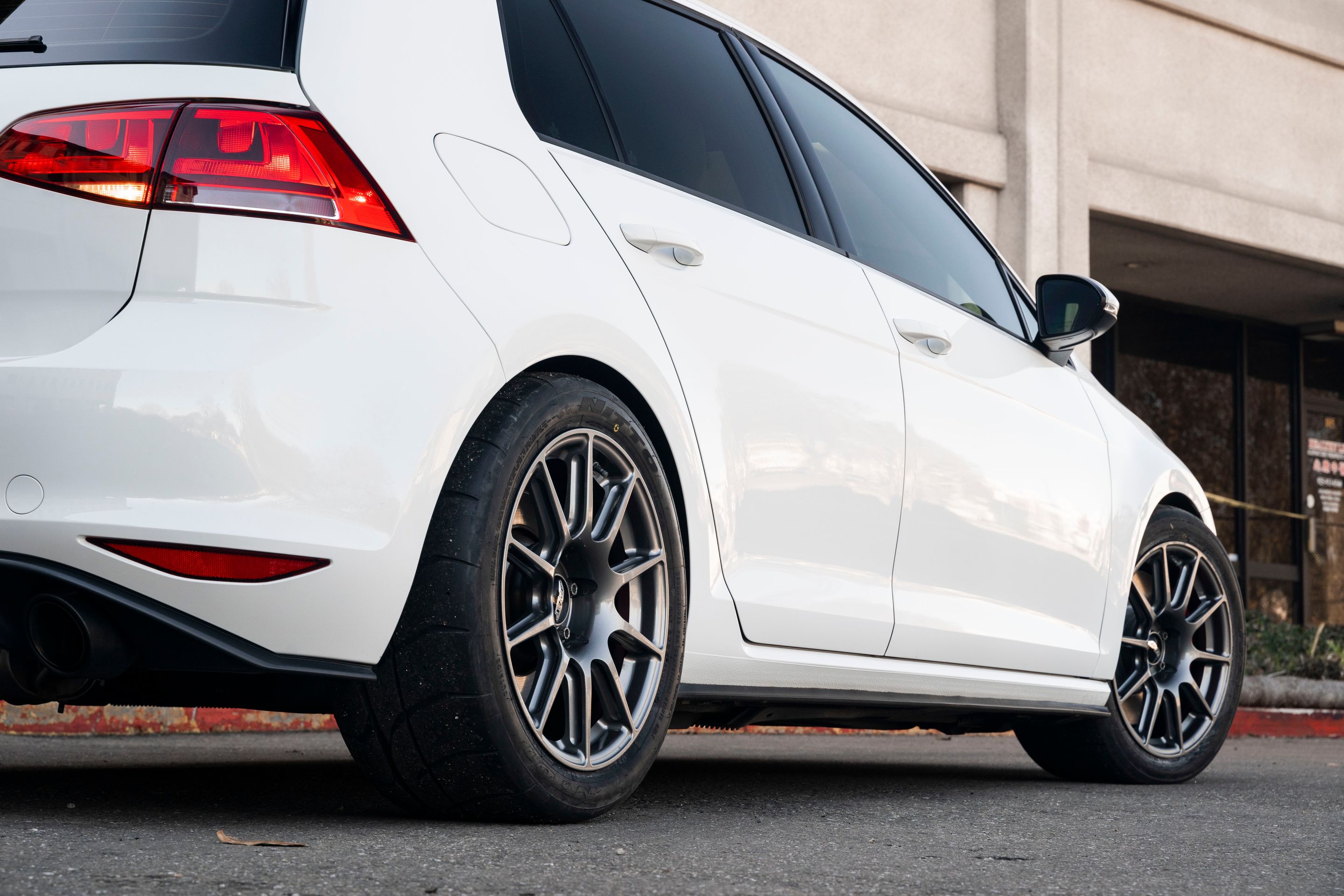 White VW MK7 GTI with 17" SM-10 Apex wheels in Anthracite
