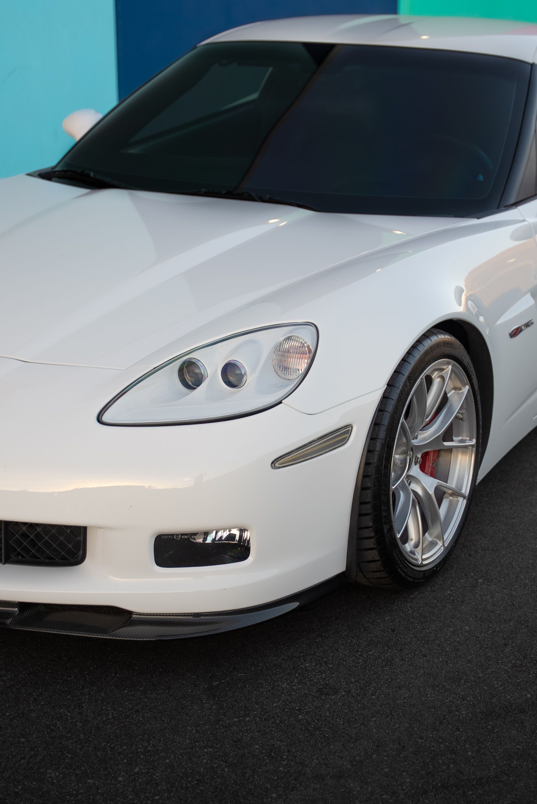 White Chevrolet C6 Corvette Z06 with 18"/19" VS-5RS Apex wheels in Brushed Clear